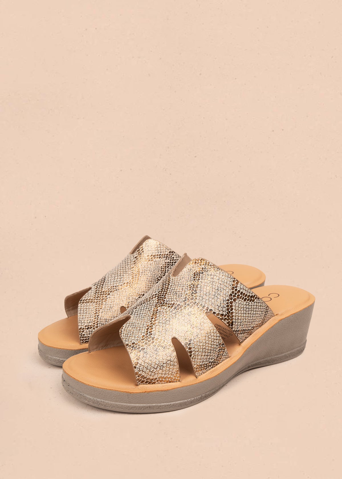 Sandalias en cuero color ocre con plataforma y textura tipo pitón 106987