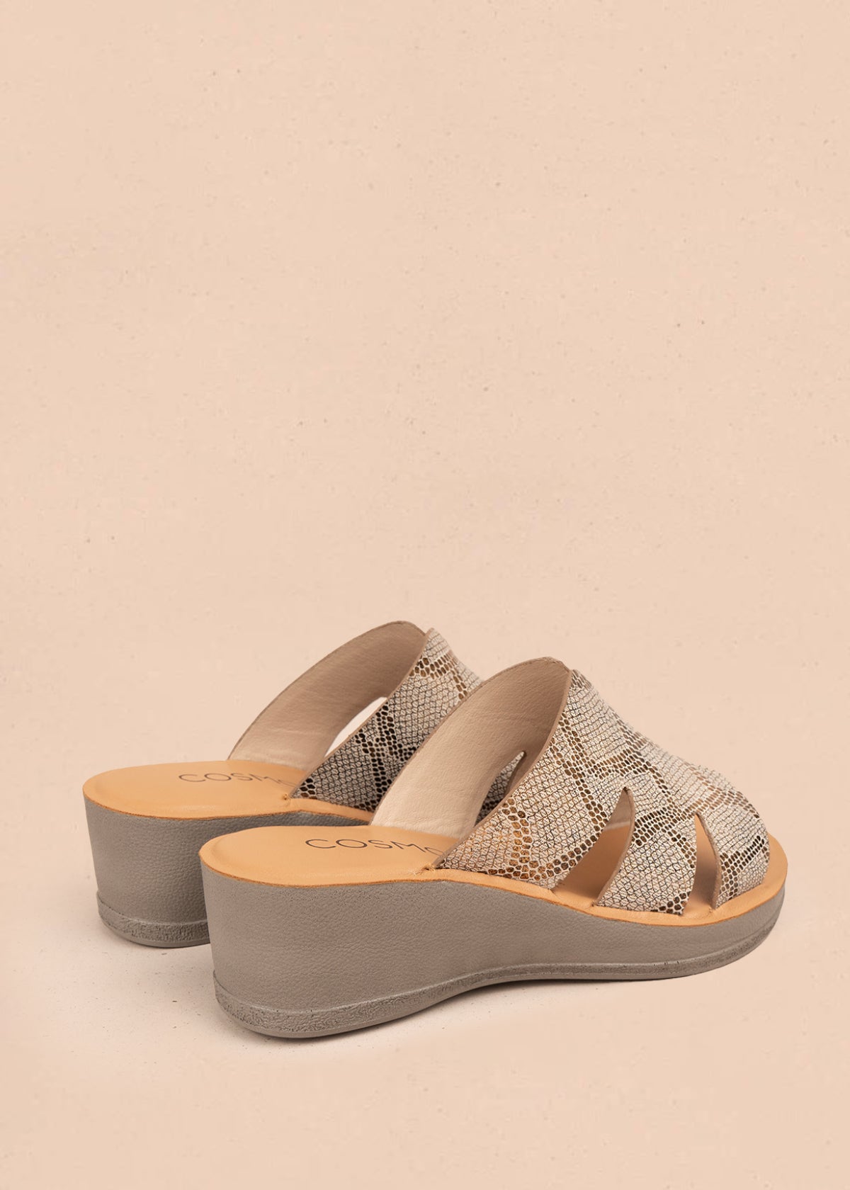 Sandalias en cuero color ocre con plataforma y textura tipo pitón 106987