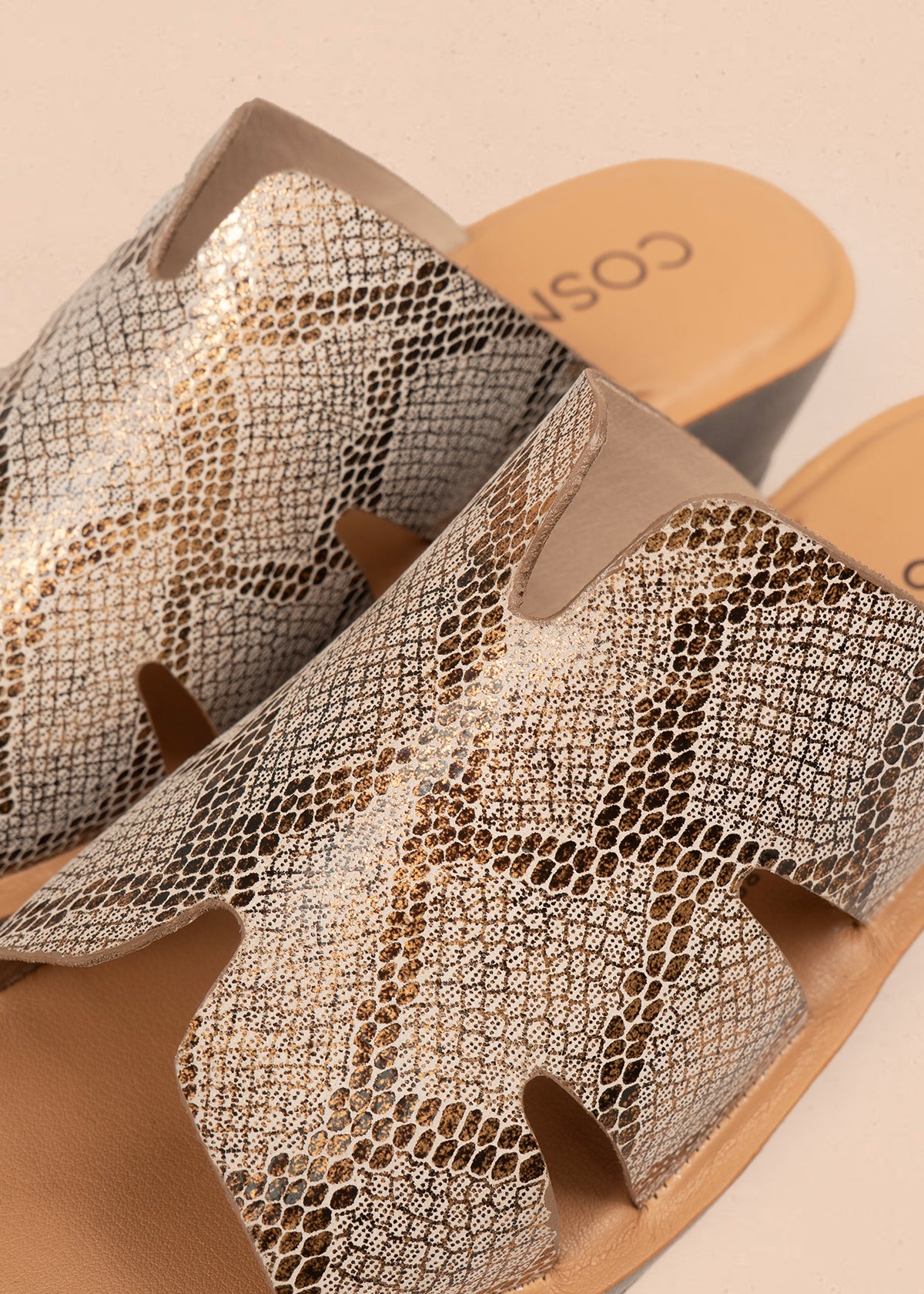 Sandalias en cuero color ocre con plataforma y textura tipo pitón 106987