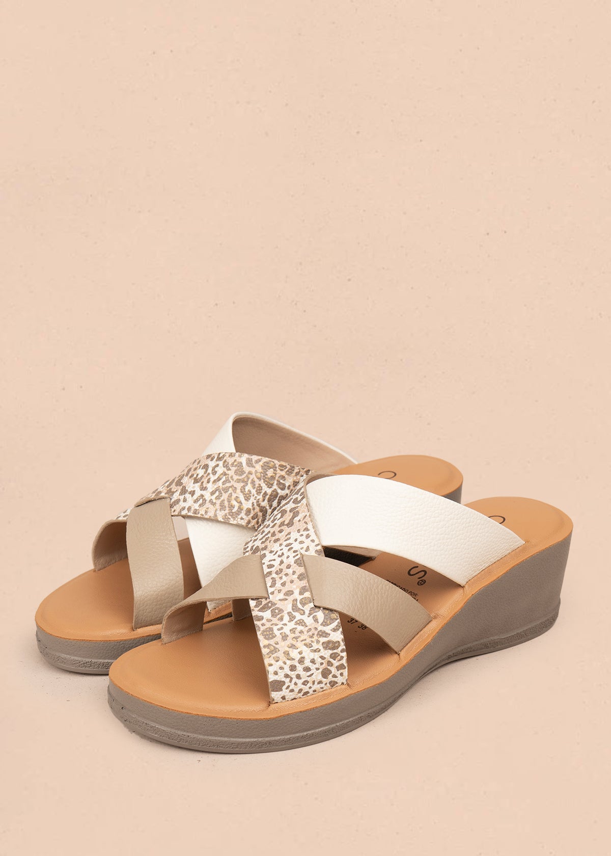 Sandalias en cuero color talco con plataforma y correas cruzadas 106990