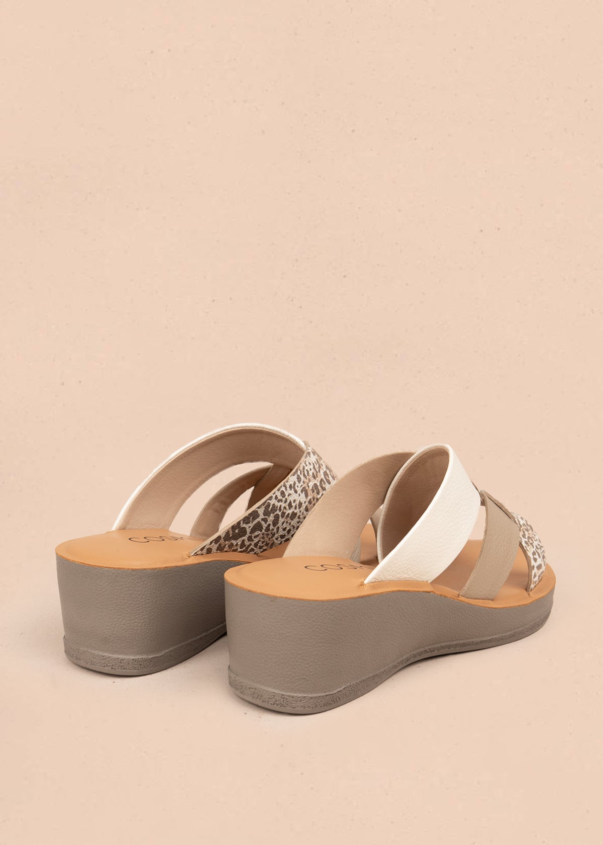 Sandalias en cuero color talco con plataforma y correas cruzadas 106990