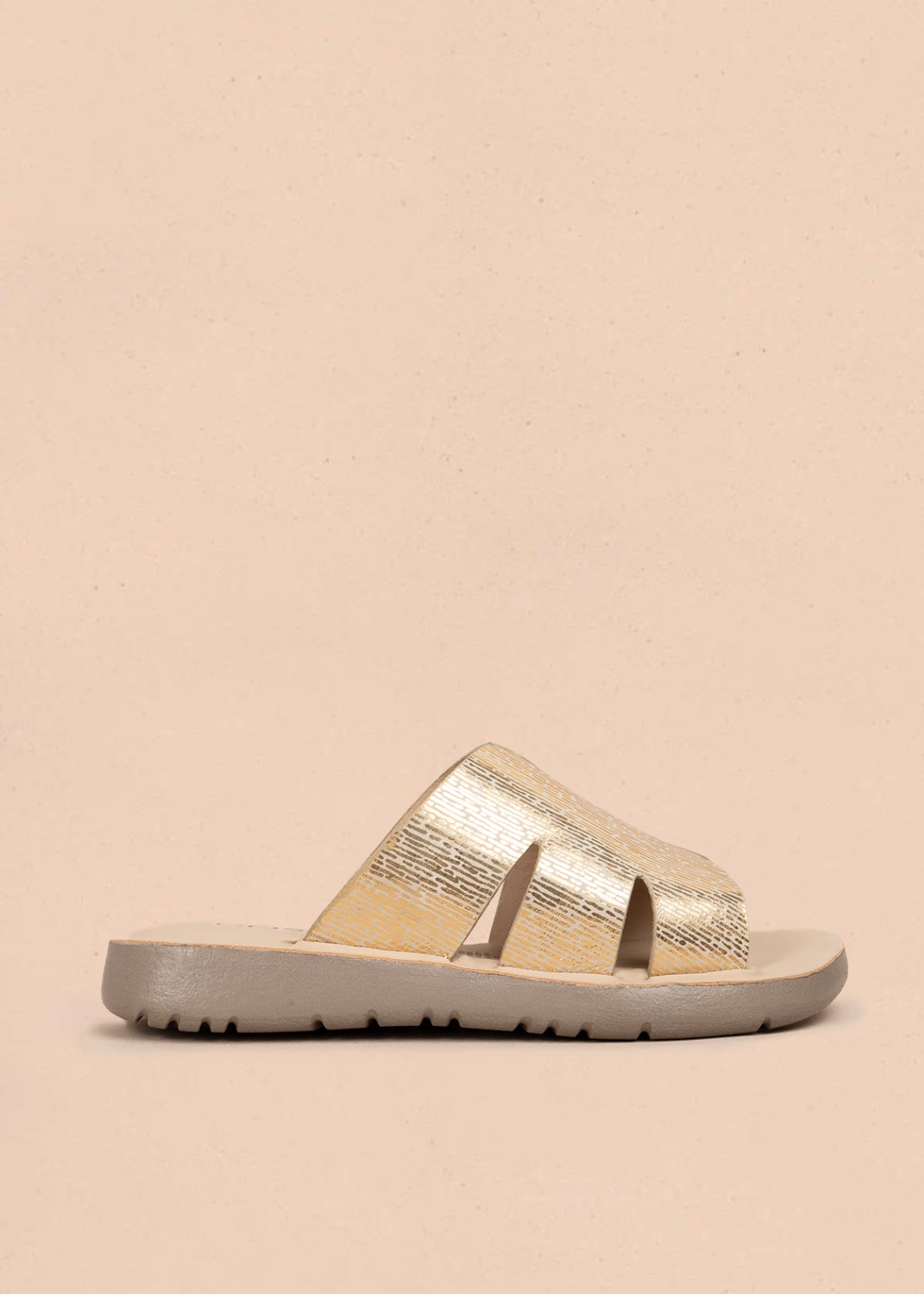 Sandalia en cuero color champaña con tiras anchas texturizadas 106991