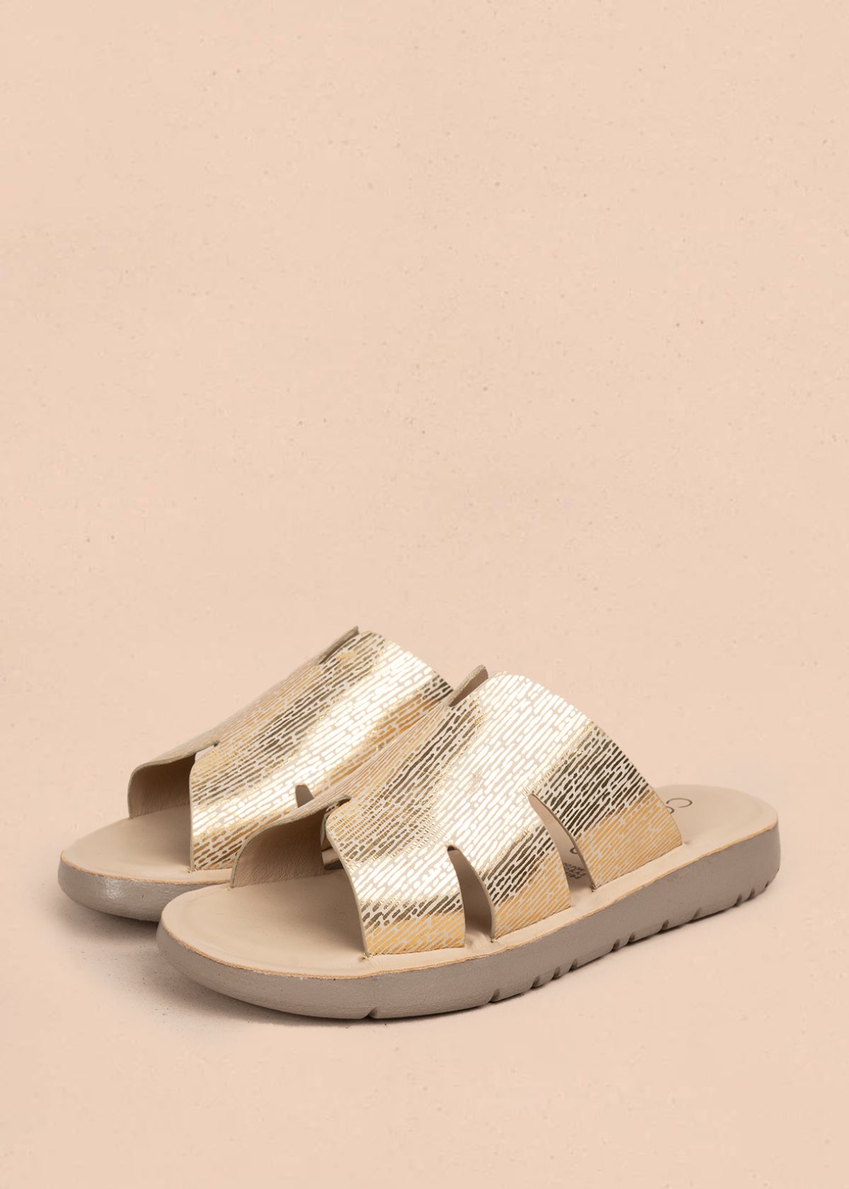 Sandalia en cuero color champaña con tiras anchas texturizadas 106991