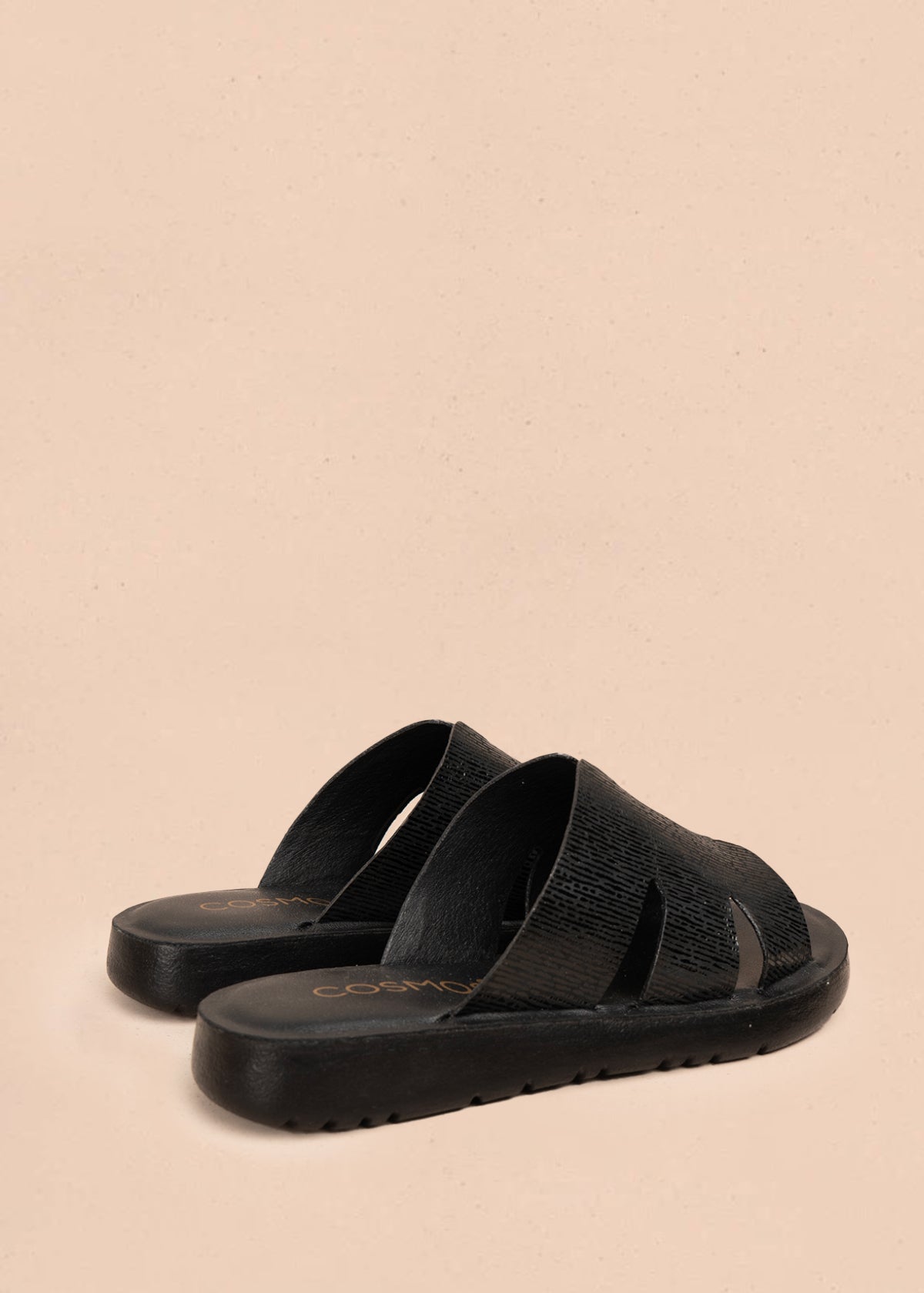 Sandalias en cuero color negro con tiras anchas texturizadas 106991