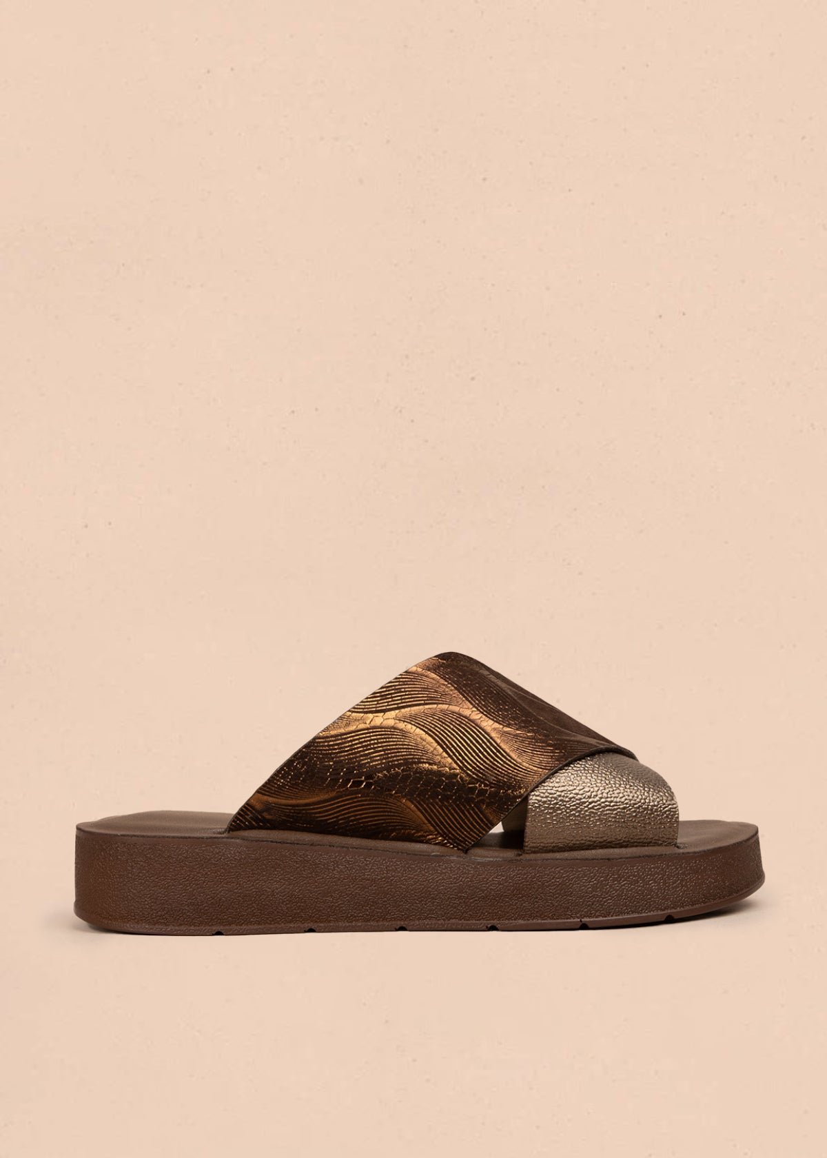 Sandalia en cuero color bronce con diseño cruzado en relieve 106992