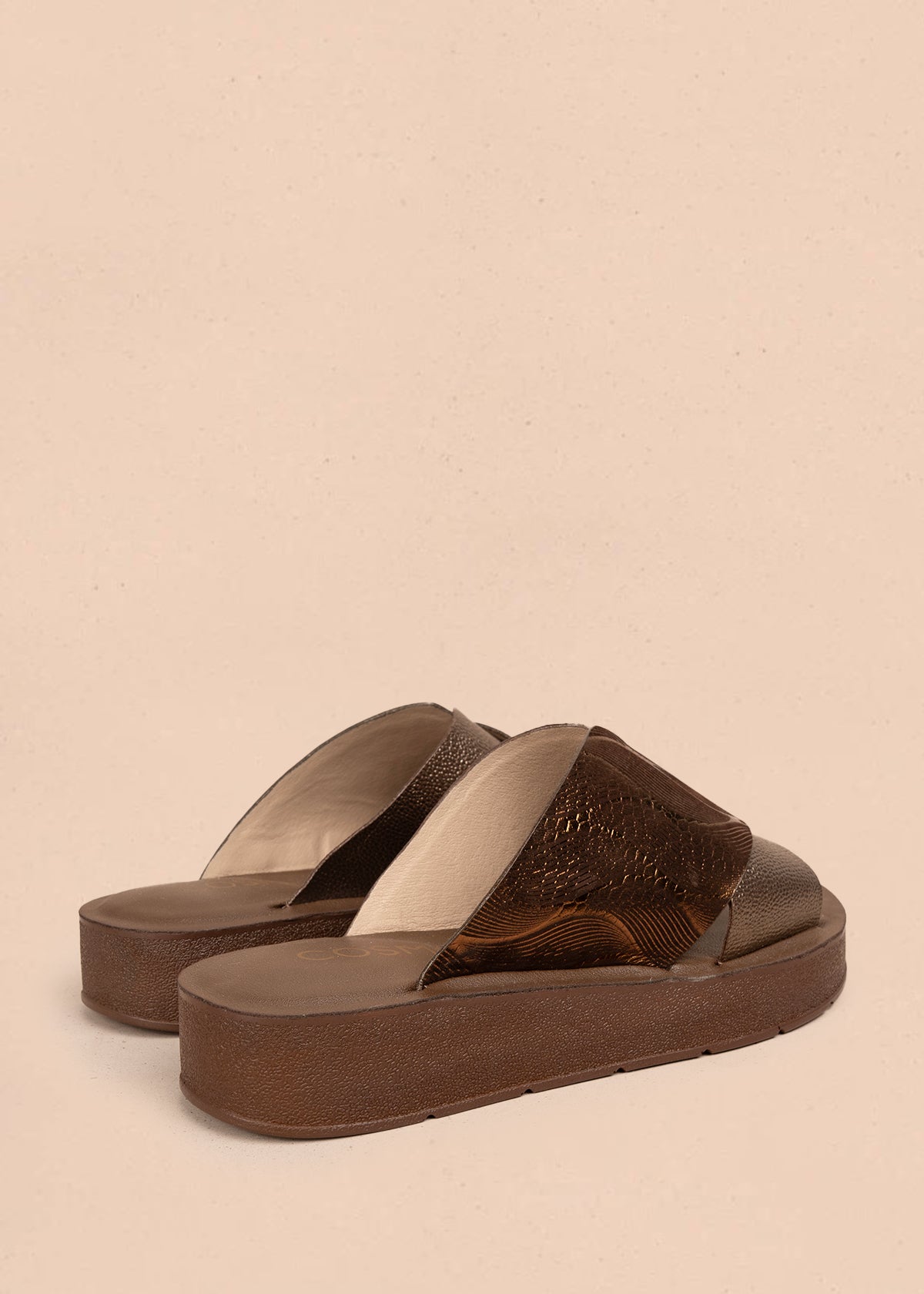 Sandalia en cuero color bronce con diseño cruzado en relieve 106992