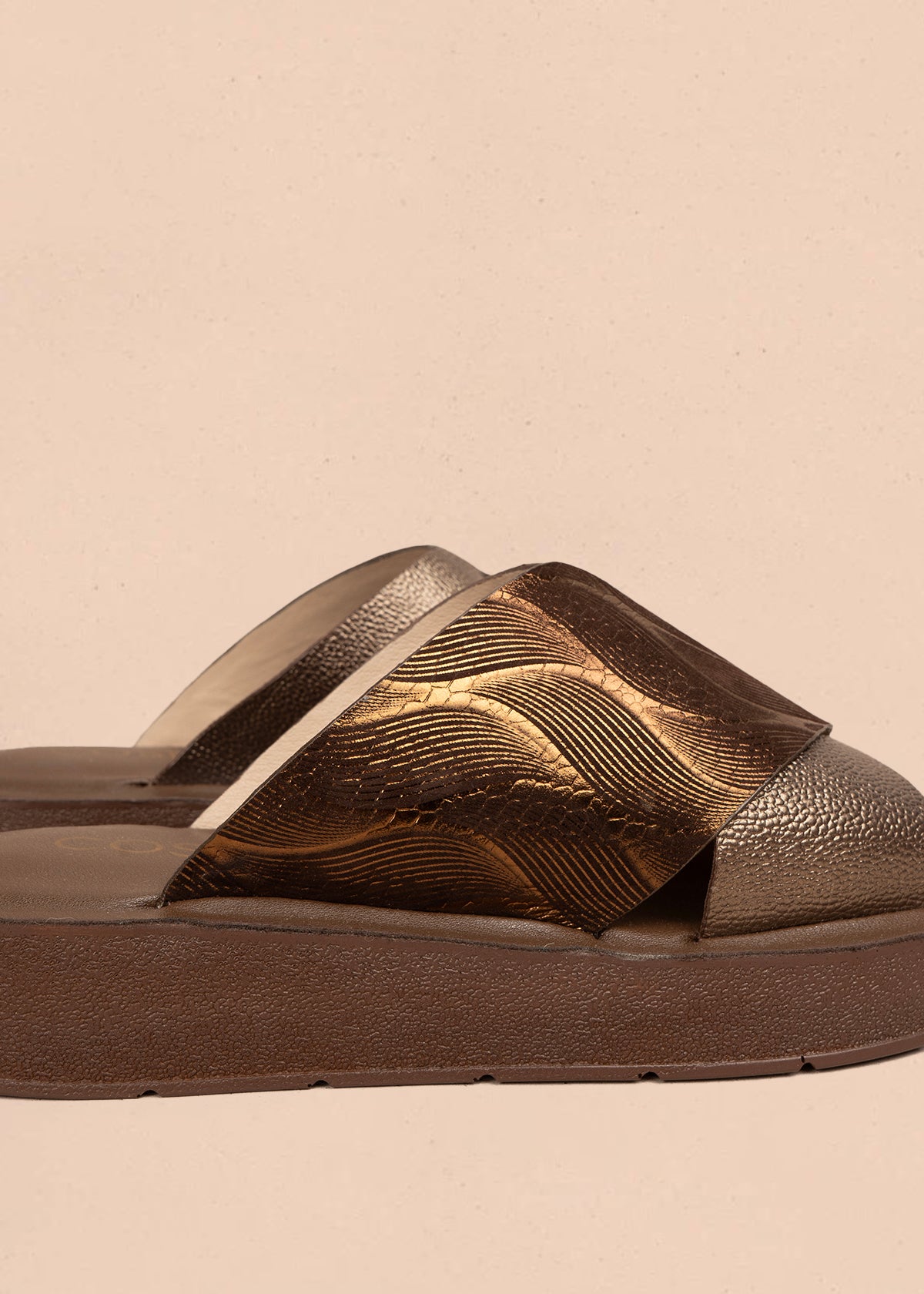 Sandalia en cuero color bronce con diseño cruzado en relieve 106992