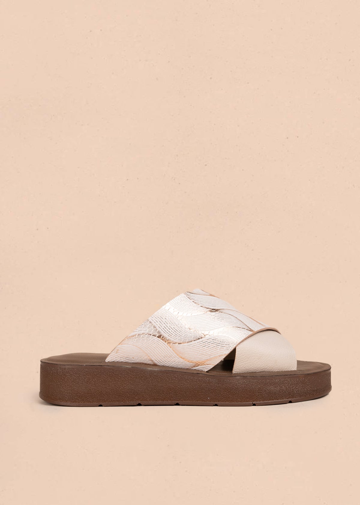 Sandalia en cuero color palo de rosa con diseño cruzado en relieve 106992