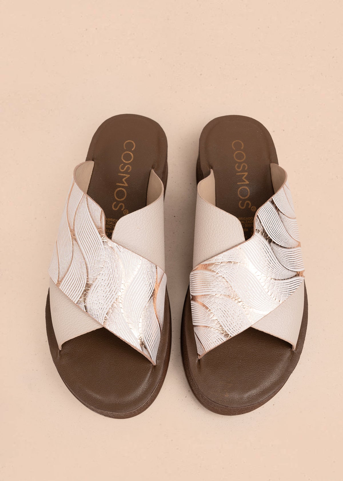 Sandalia en cuero color palo de rosa con diseño cruzado en relieve 106992