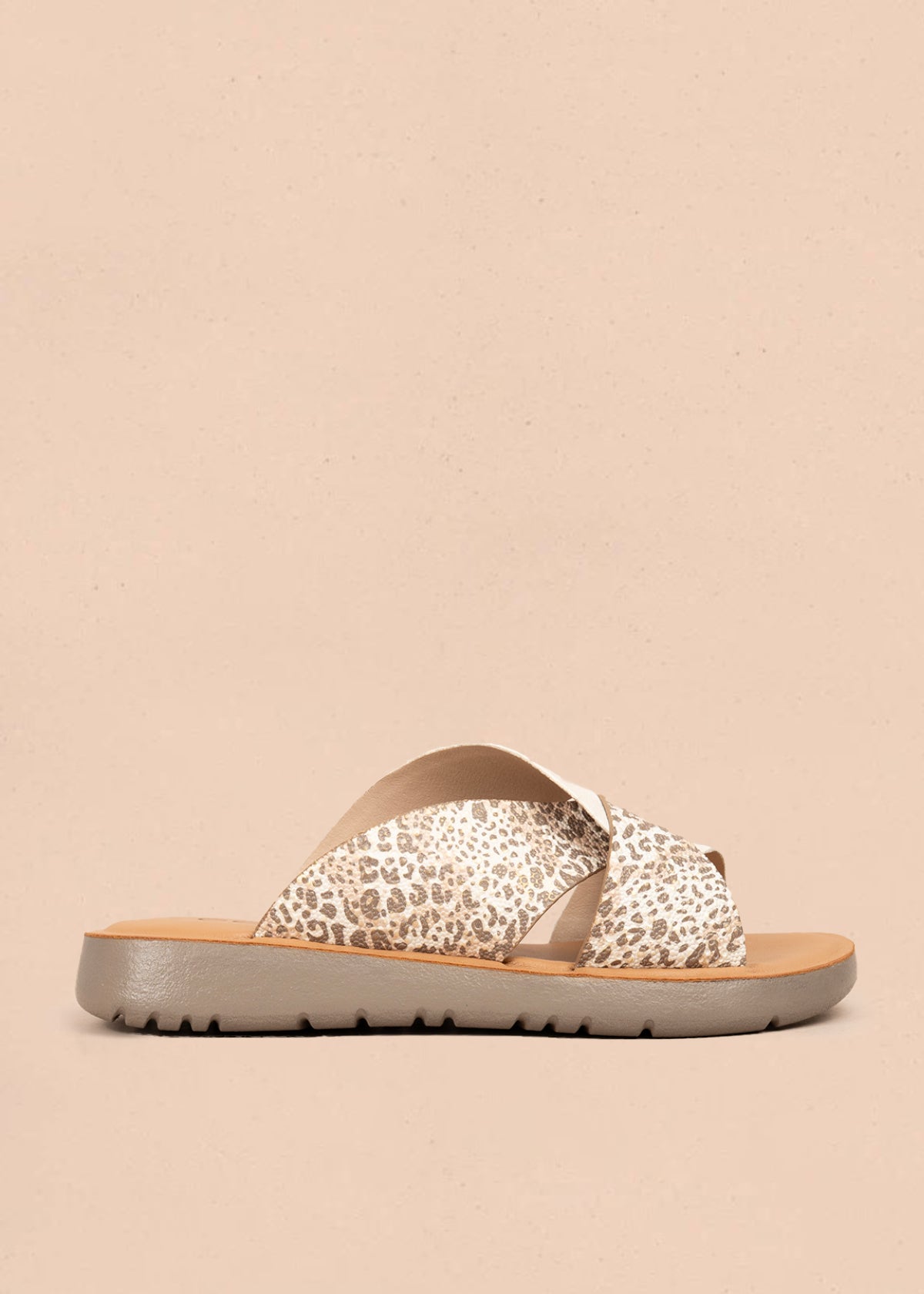 Sandalias en cuero color talco con tira animal print 106993