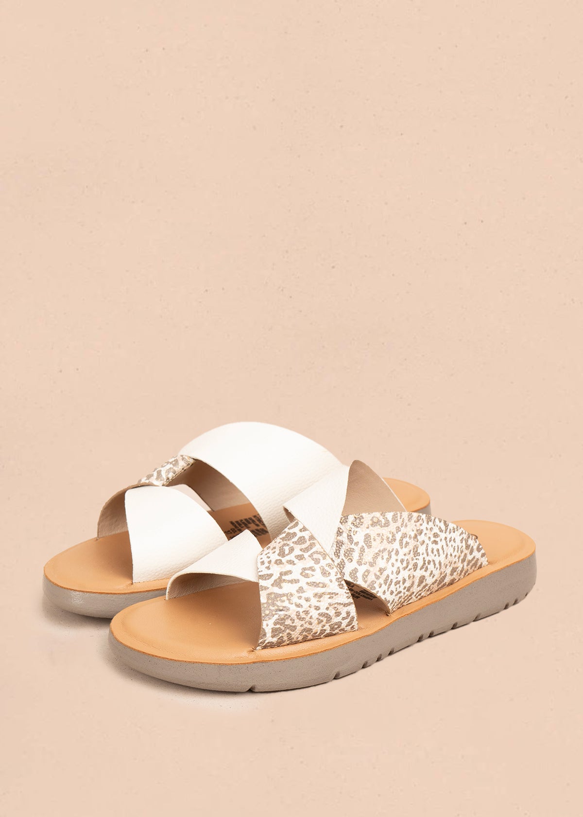 Sandalias en cuero color talco con tira animal print 106993