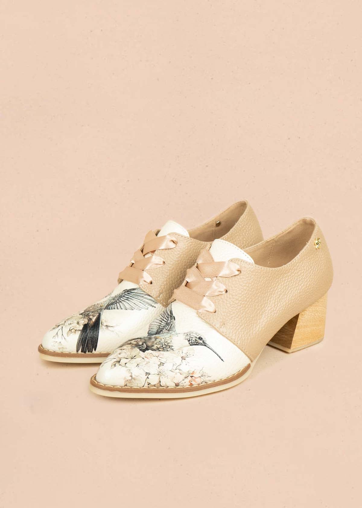 Zapatos con atadura en cuero color camel diseño de ave 106994