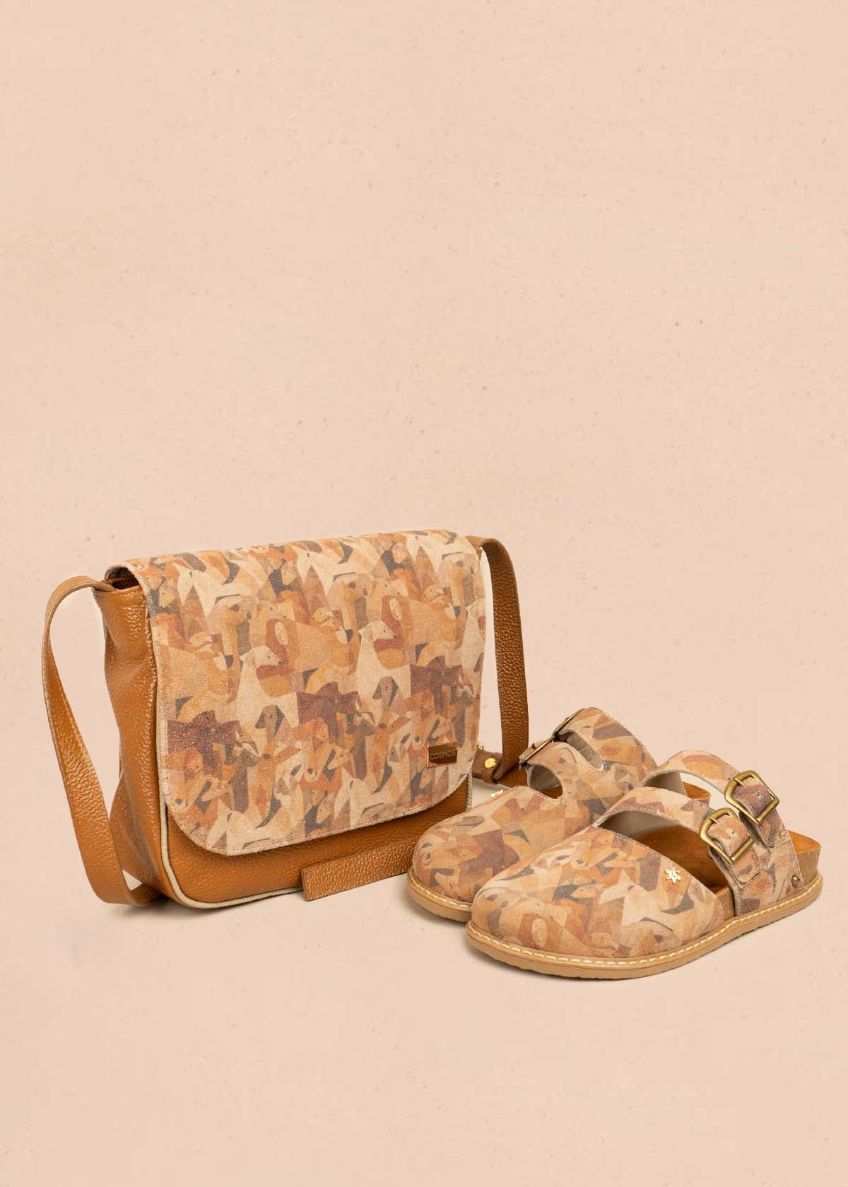 Bolso manos libres en cuero multicolor con solapa estampada 106997