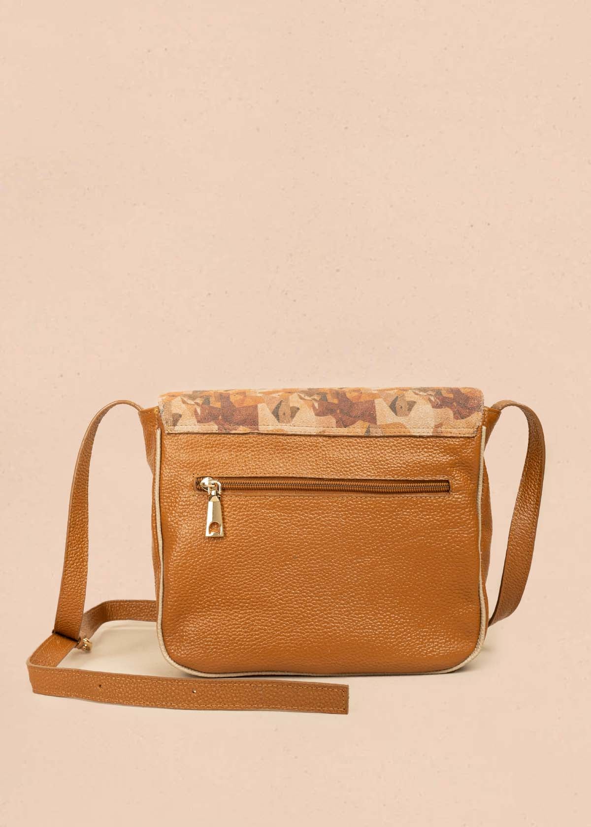 Bolso manos libres en cuero multicolor con solapa estampada 106997