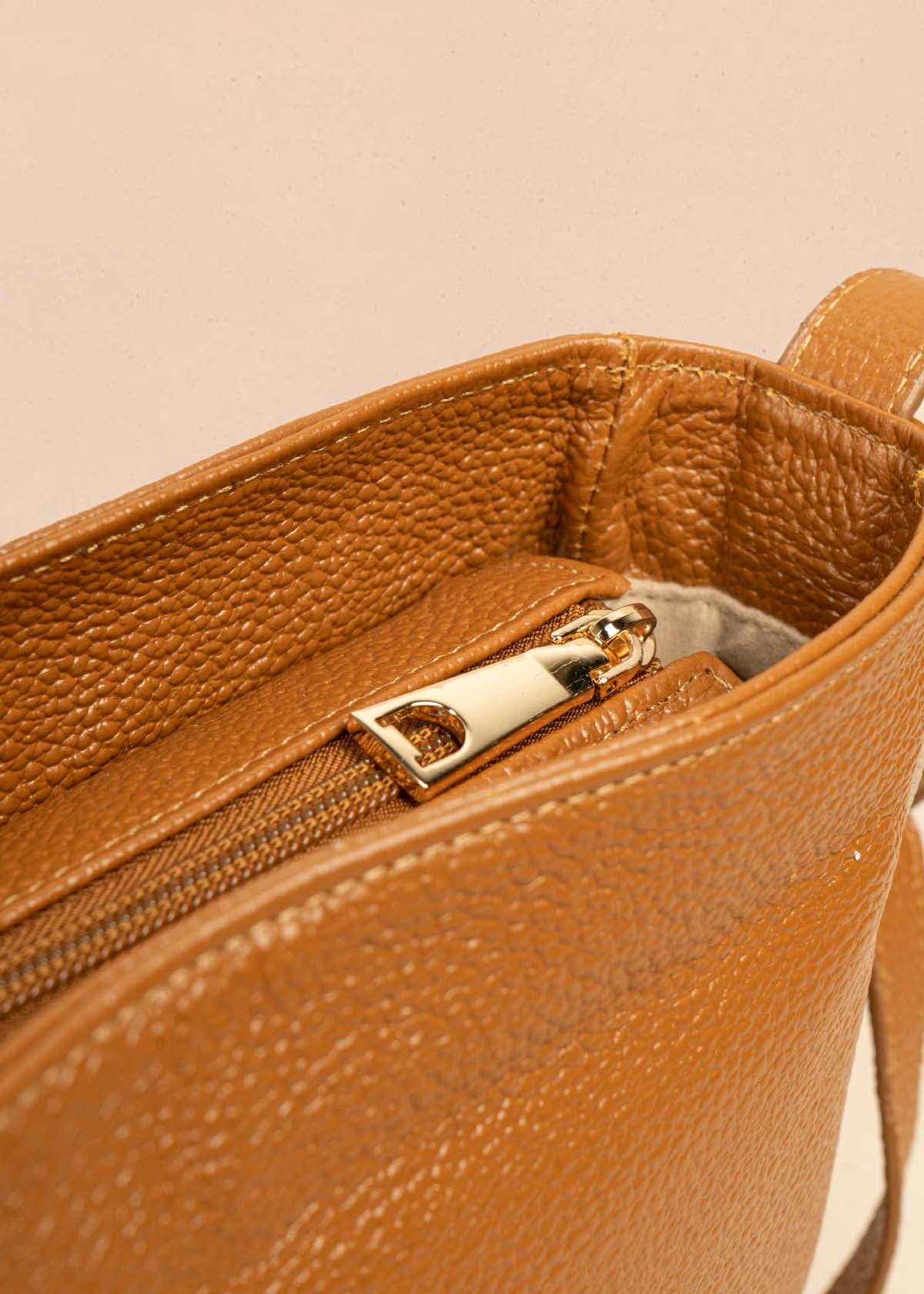 Bolso manos libres en cuero multicolor con solapa estampada 106997