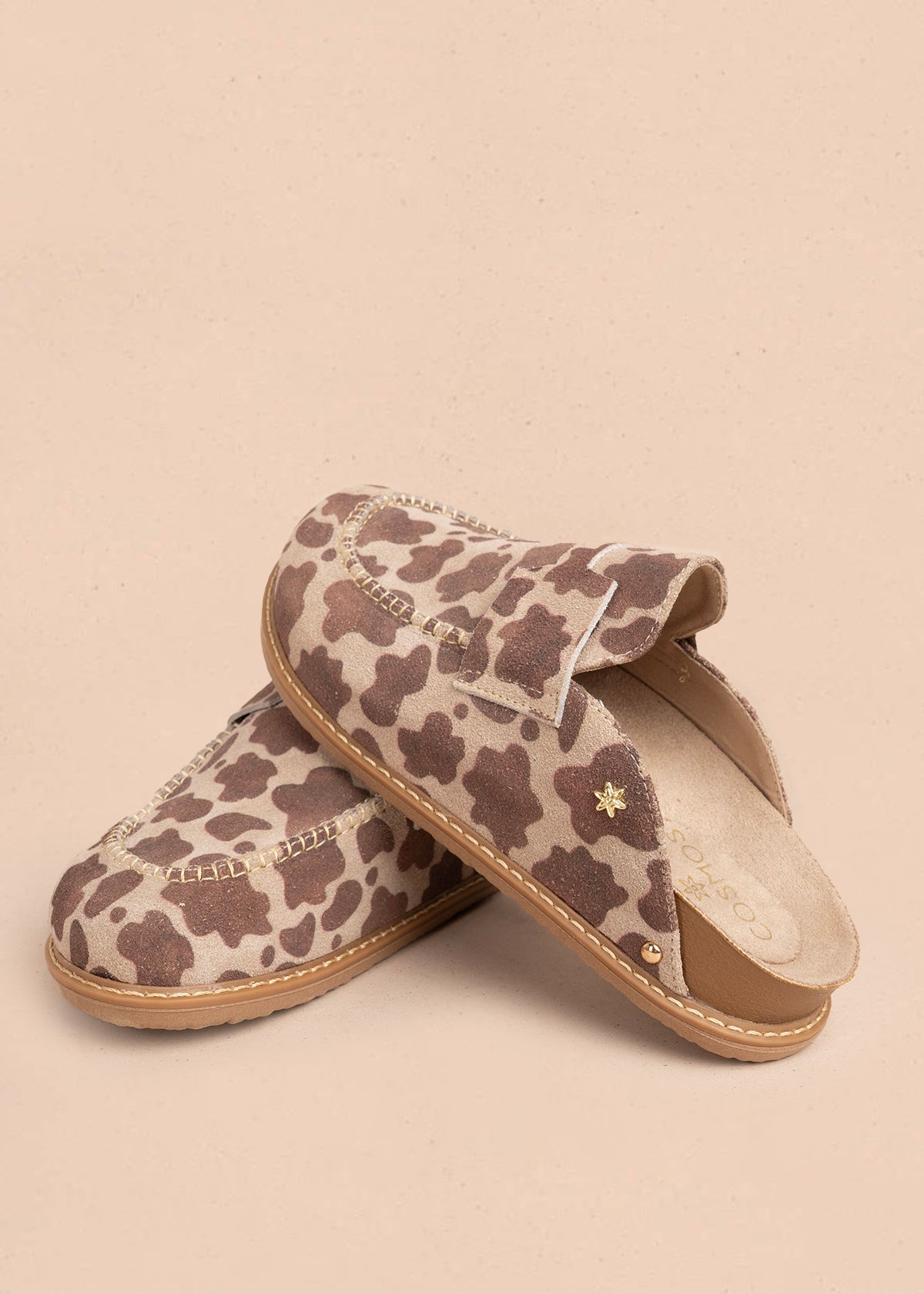 Zueco en cuero color café con estampado animal print 106998