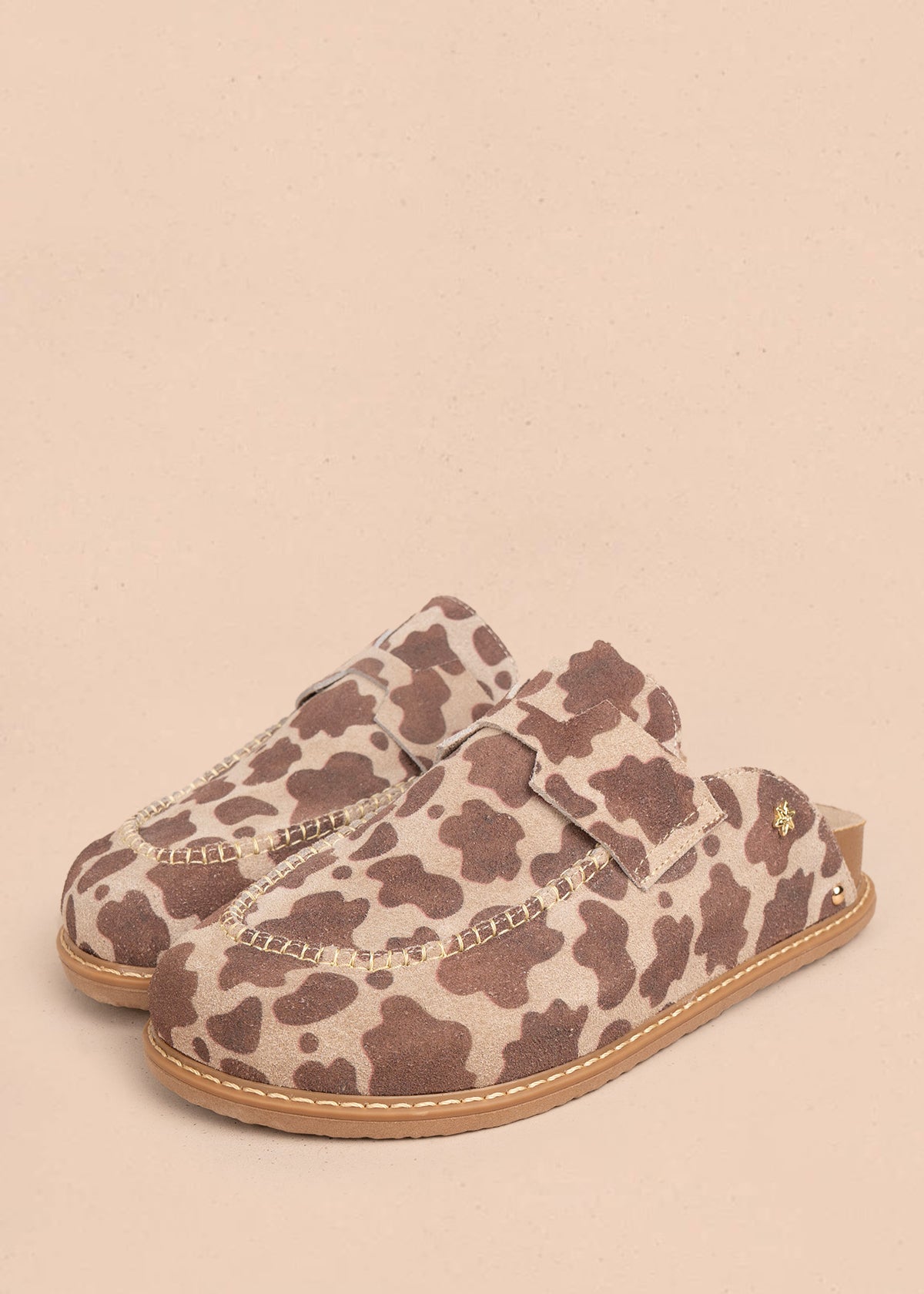 Zueco en cuero color café con estampado animal print 106998