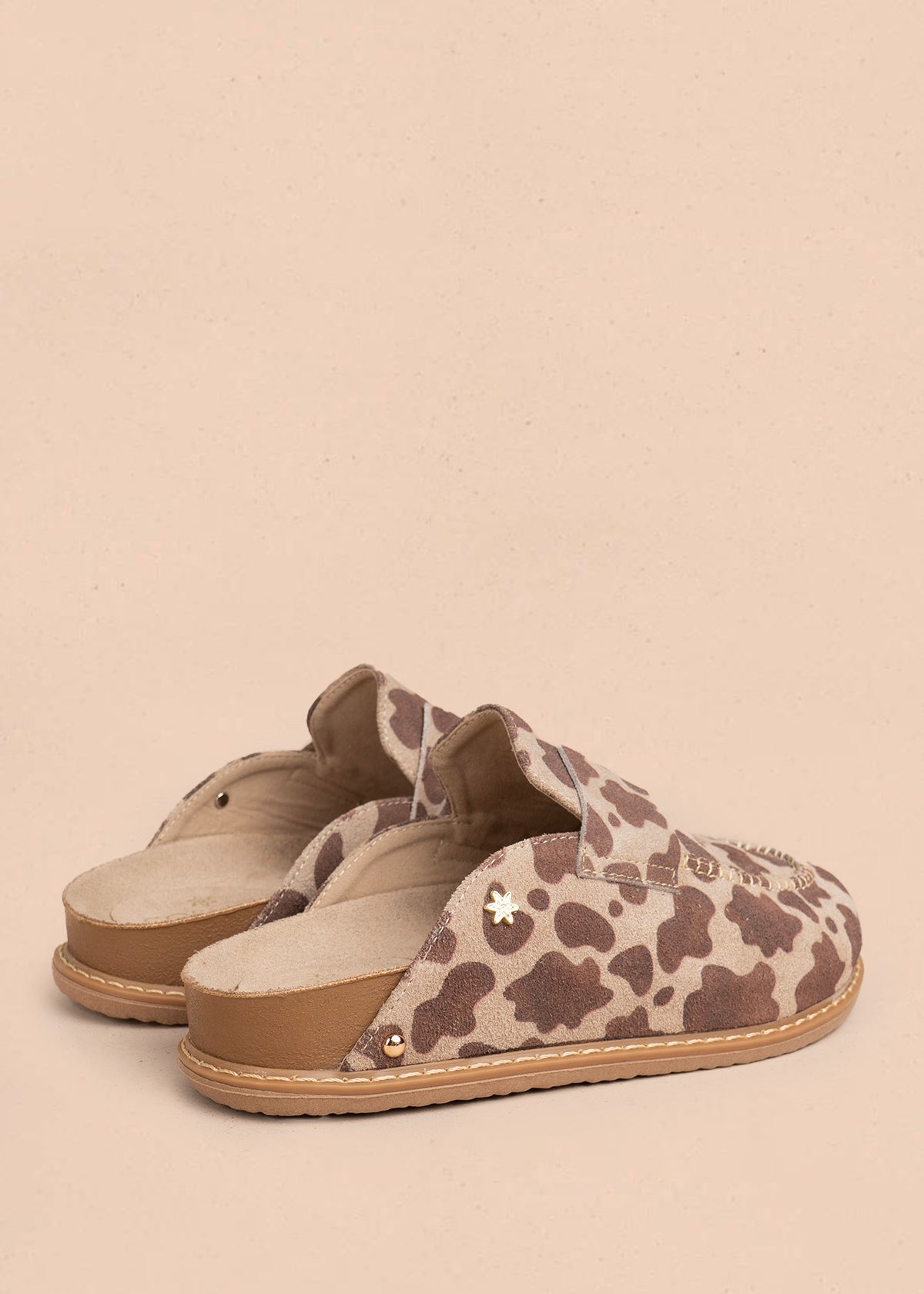 Zueco en cuero color café con estampado animal print 106998