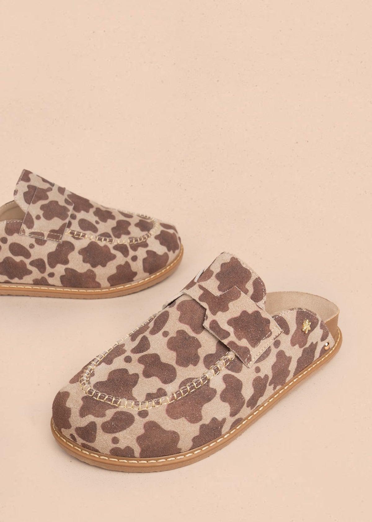Zueco en cuero color café con estampado animal print 106998