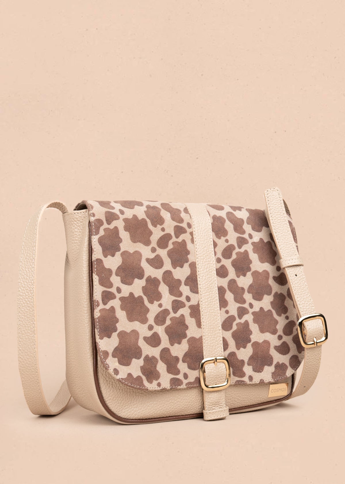 Bolso en cuero manos libres color café con animal print y detalles metálicos 106999