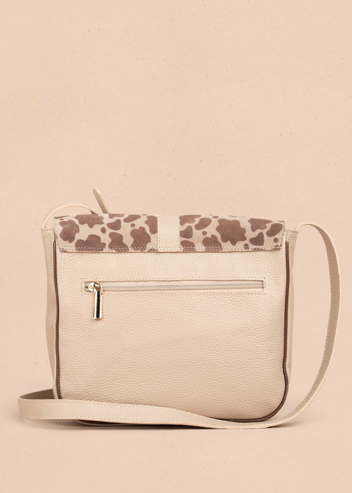 Bolso en cuero manos libres color café con animal print y detalles metálicos 106999