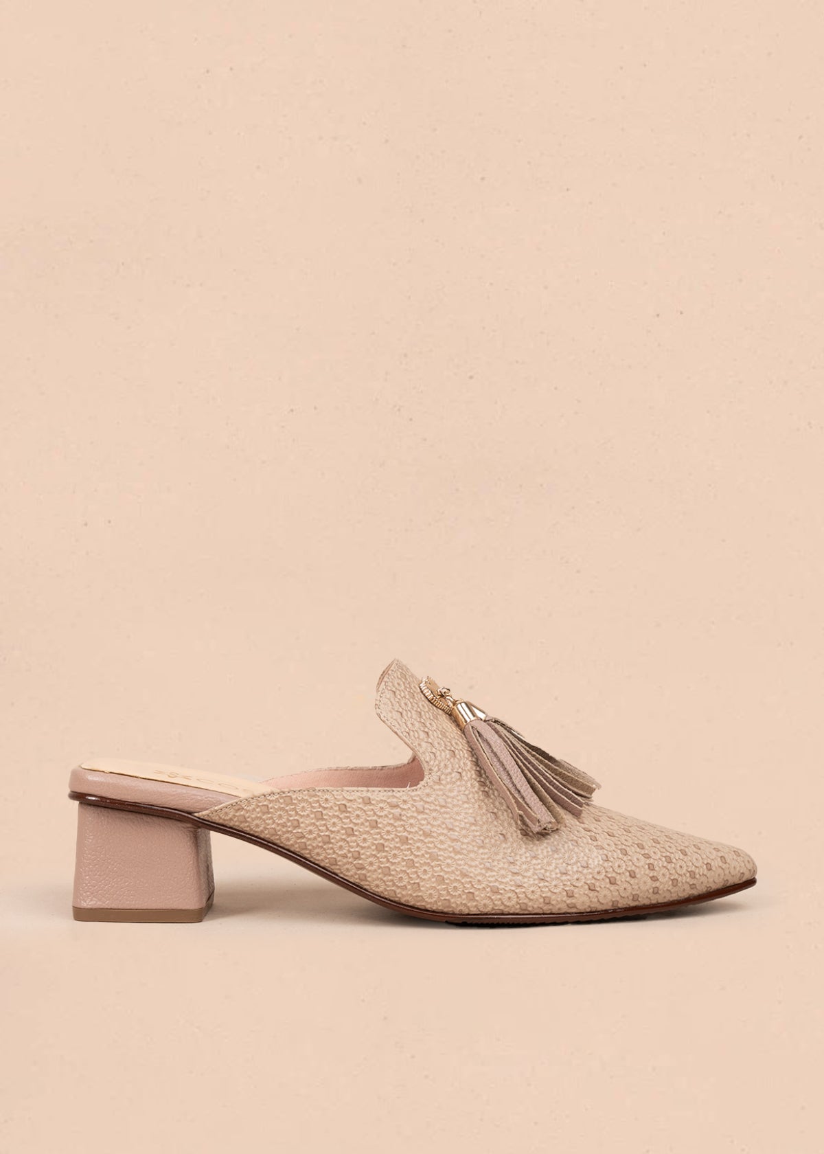 Zuecos en cuero color taupe con textura y adorno de corazón y borlas 107002