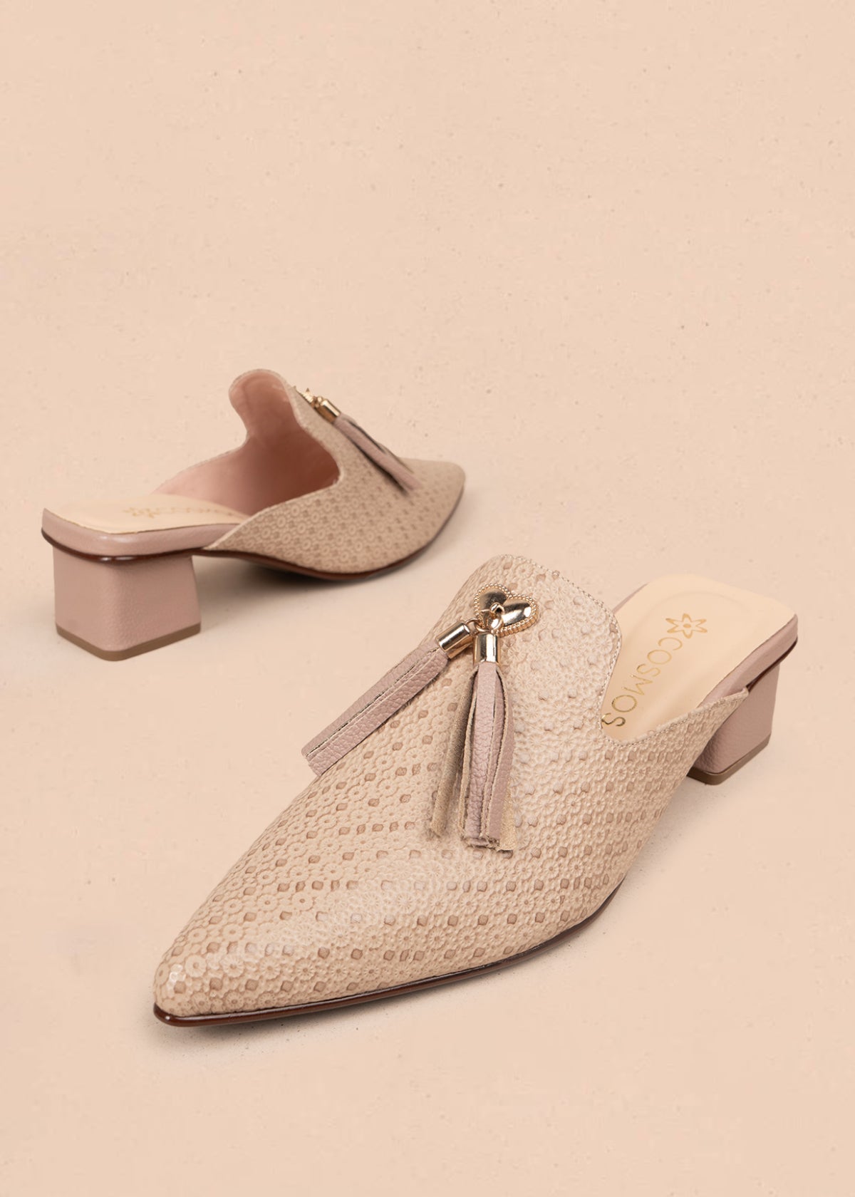 Zuecos en cuero color taupe con textura y adorno de corazón y borlas 107002