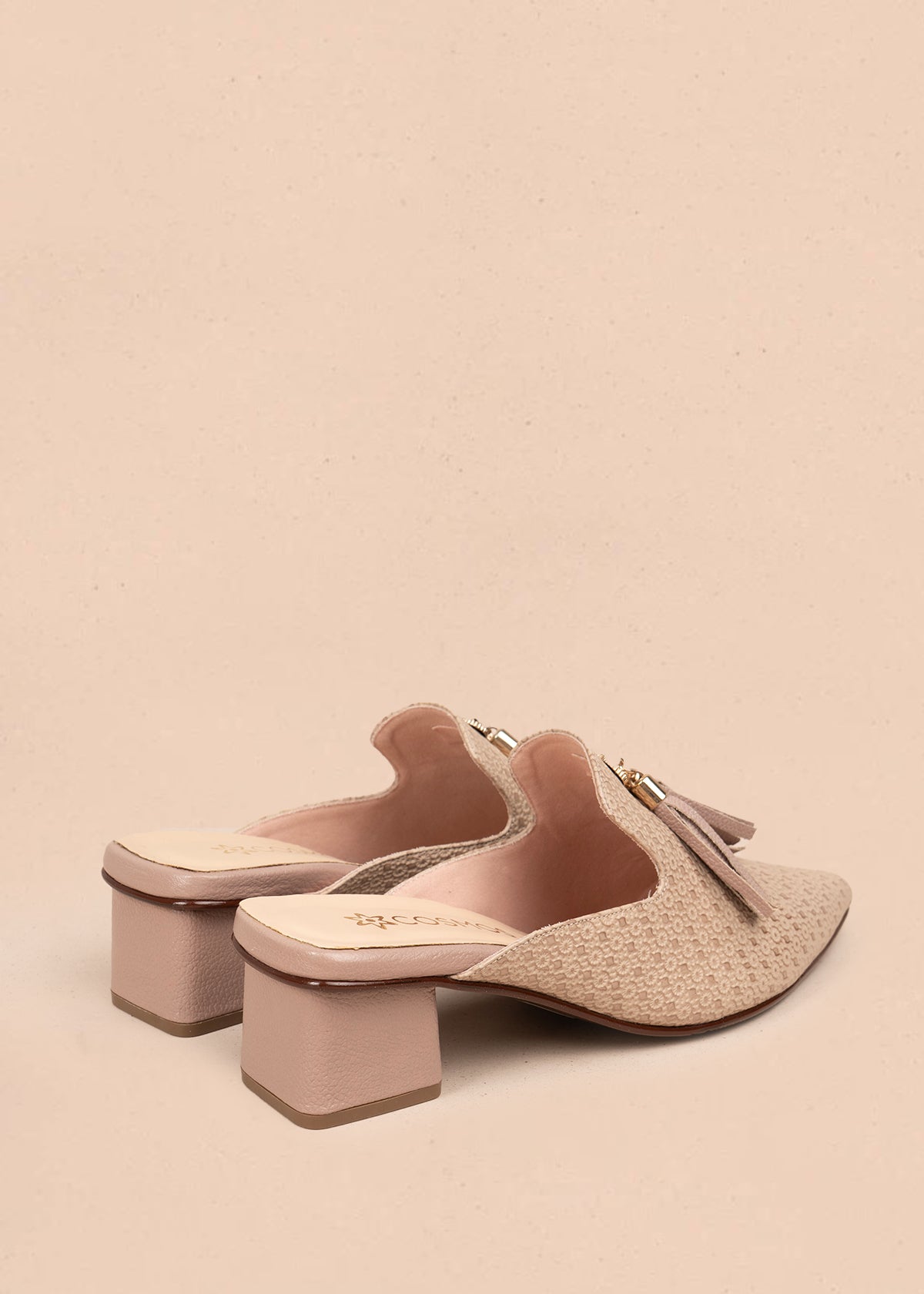 Zuecos en cuero color taupe con textura y adorno de corazón y borlas 107002