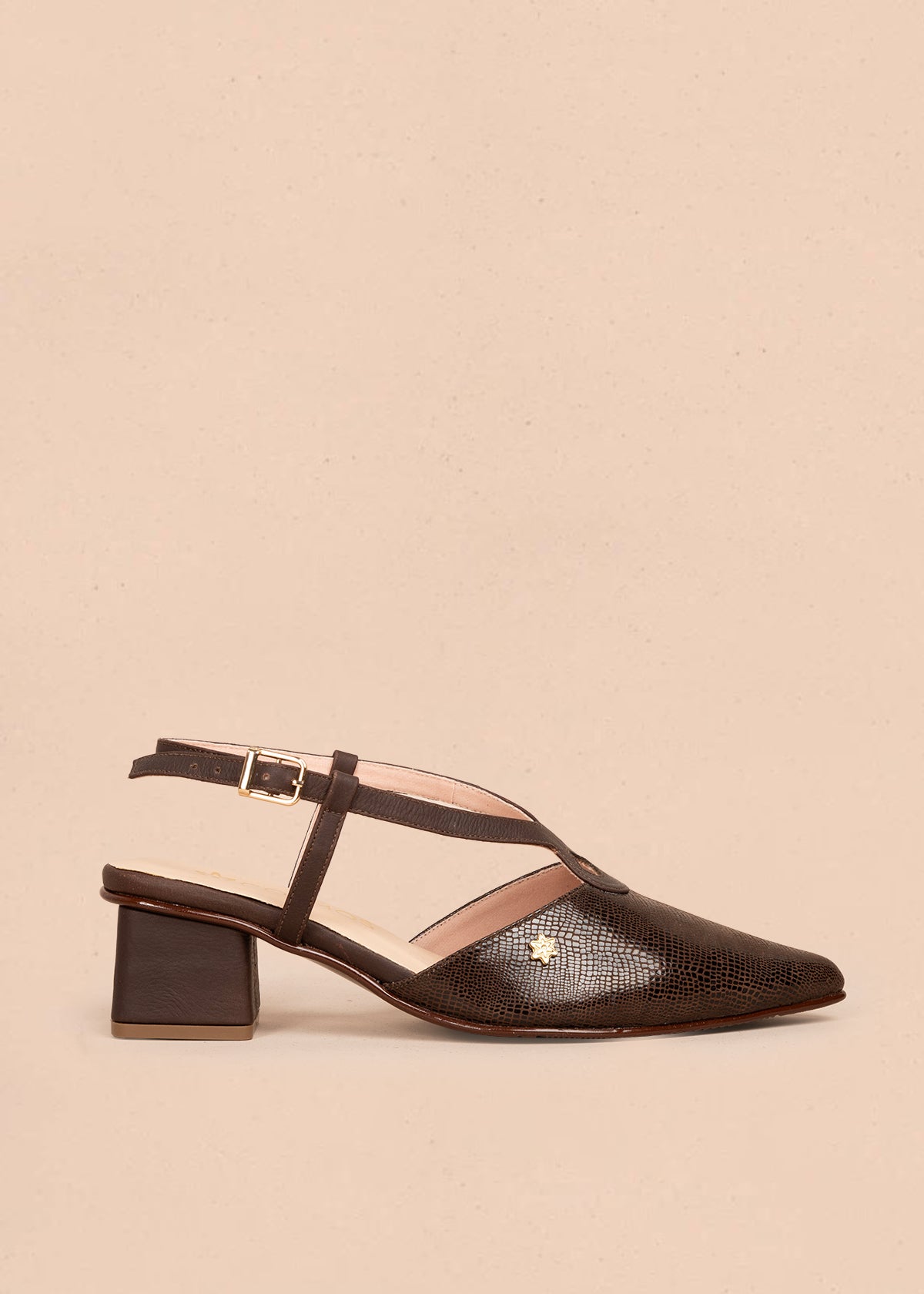 Tacones trabilla en cuero color café con detalle en empeine 107005