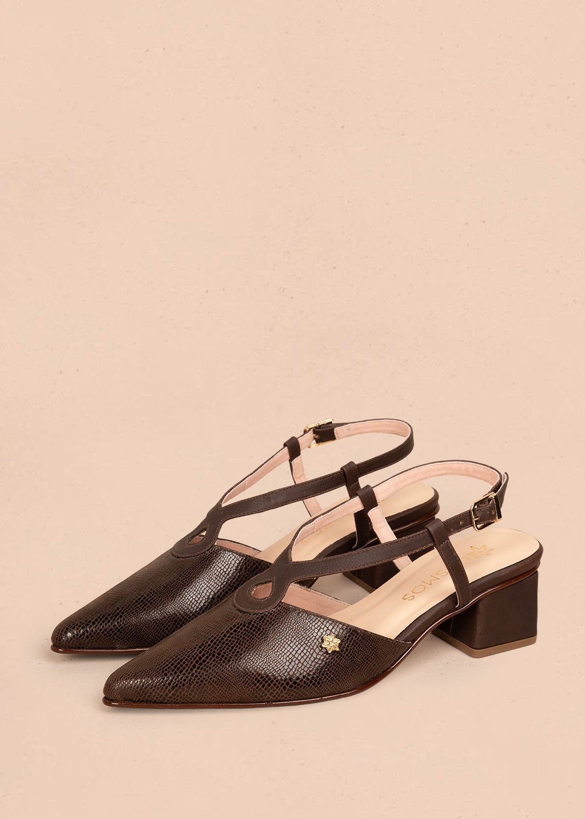 Tacones trabilla en cuero color café con detalle en empeine 107005