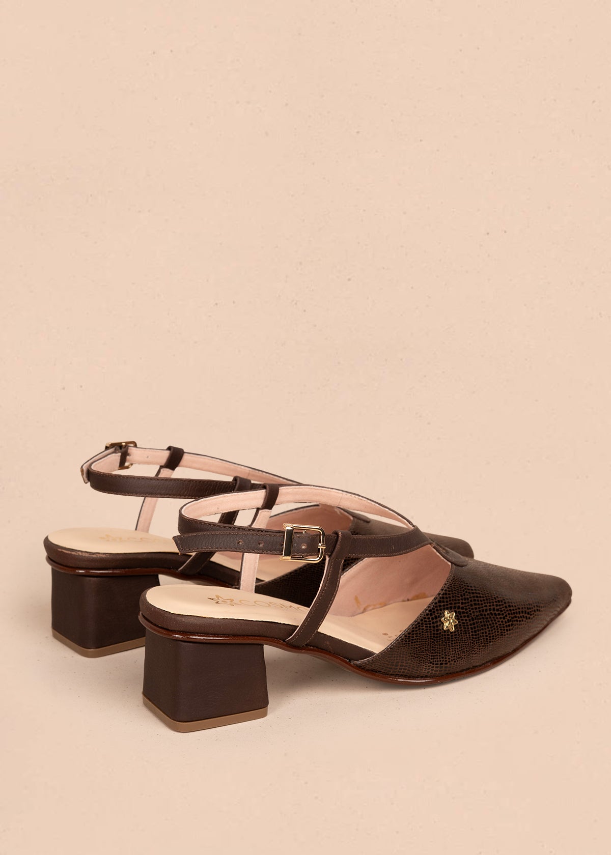 Tacones trabilla en cuero color café con detalle en empeine 107005