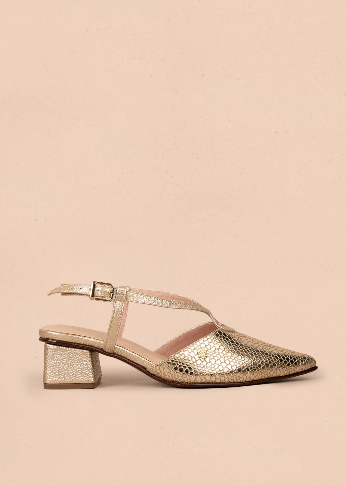 Tacones trabilla en cuero color dorado con detalle en empeine 107005