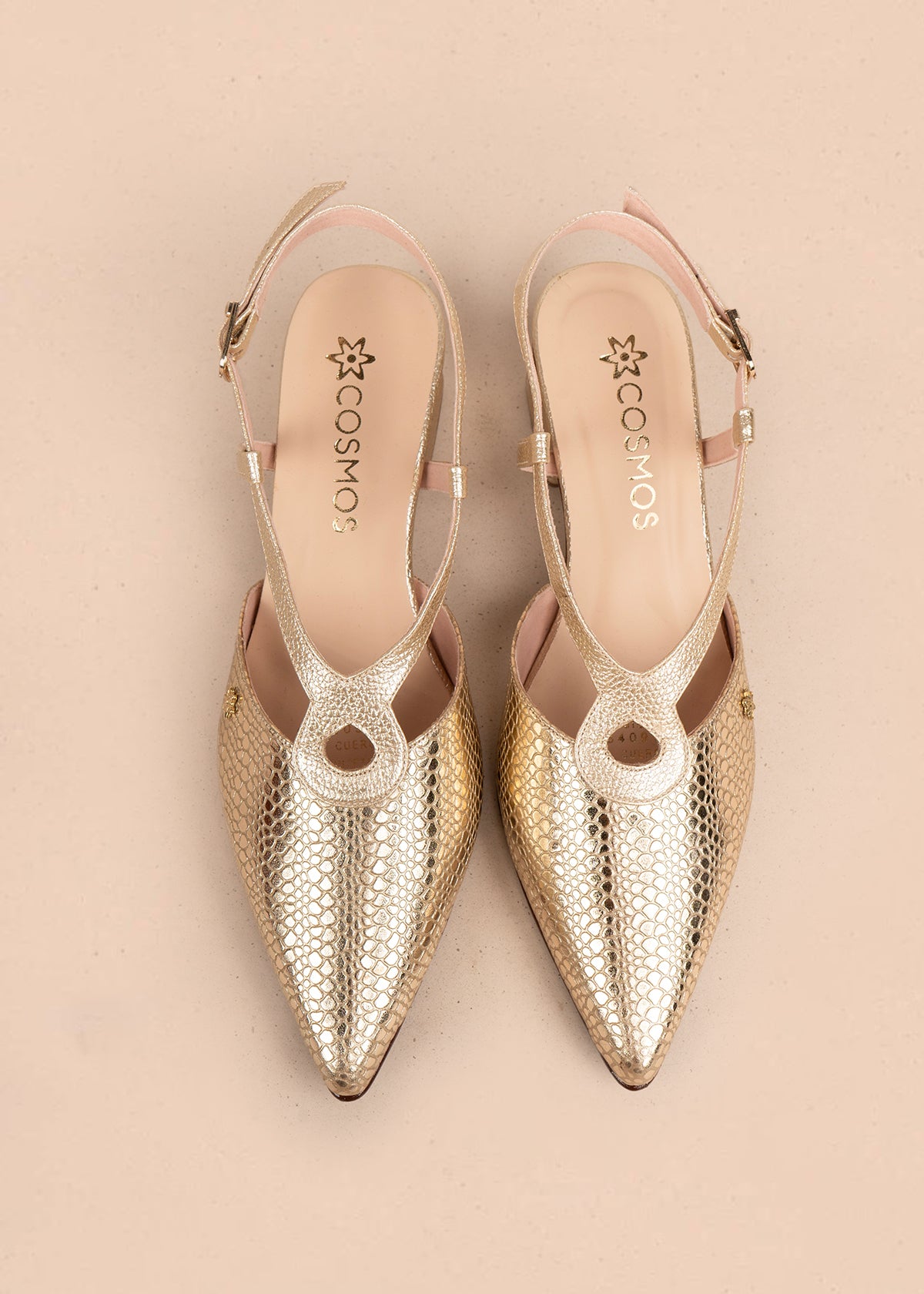 Tacones trabilla en cuero color dorado con detalle en empeine 107005