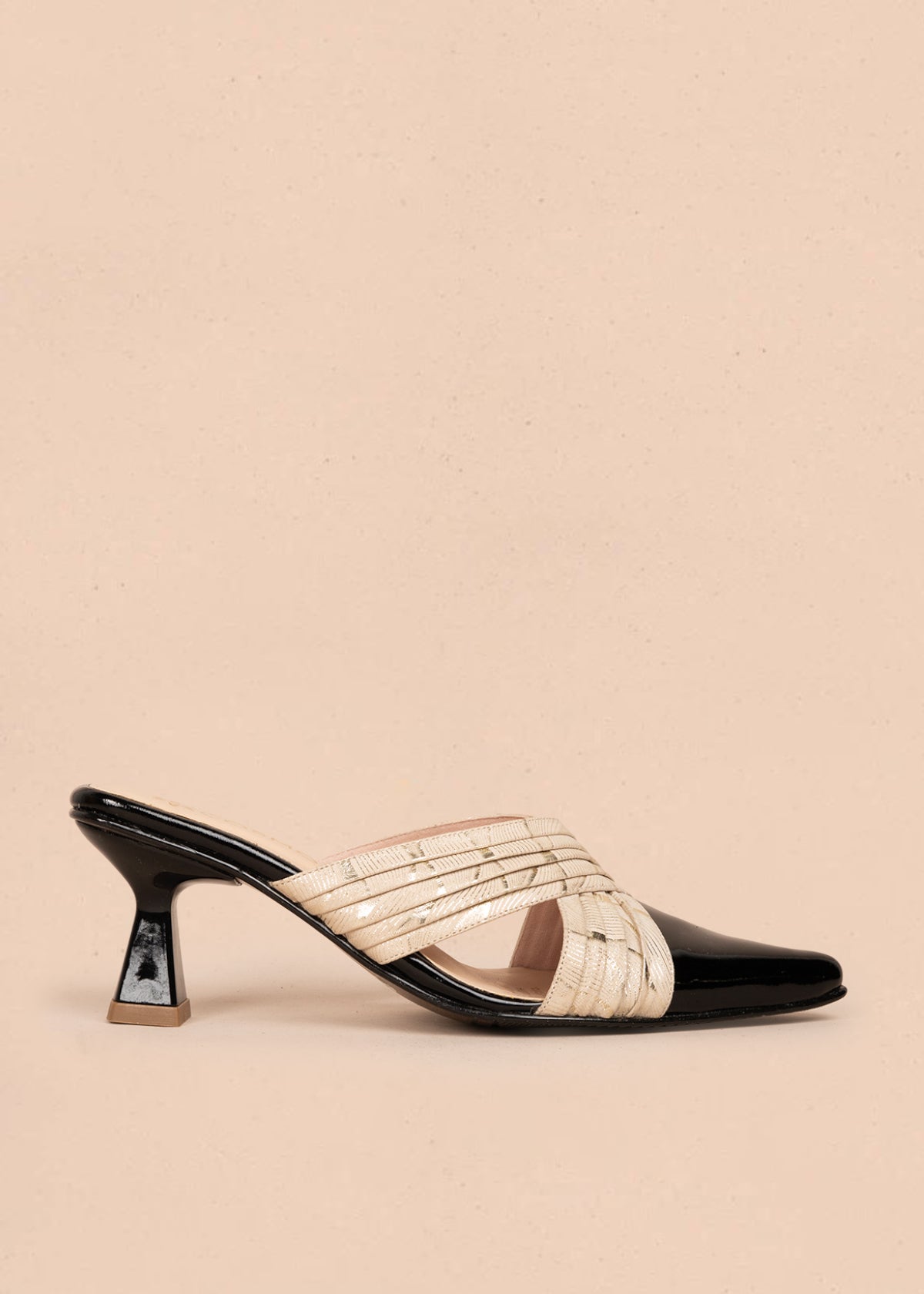 Zuecos en cuero color negro capellada en charol y empeine metalizado 107007