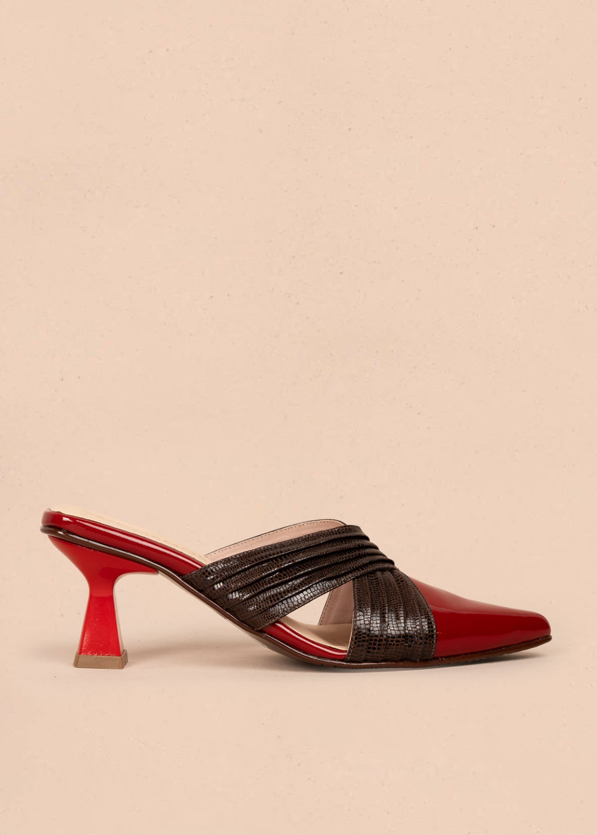 Zuecos en cuero color rojo capellada en charol y textura croco 107007