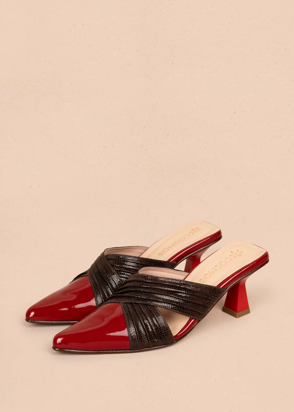 Zuecos en cuero color rojo capellada en charol y textura croco 107007