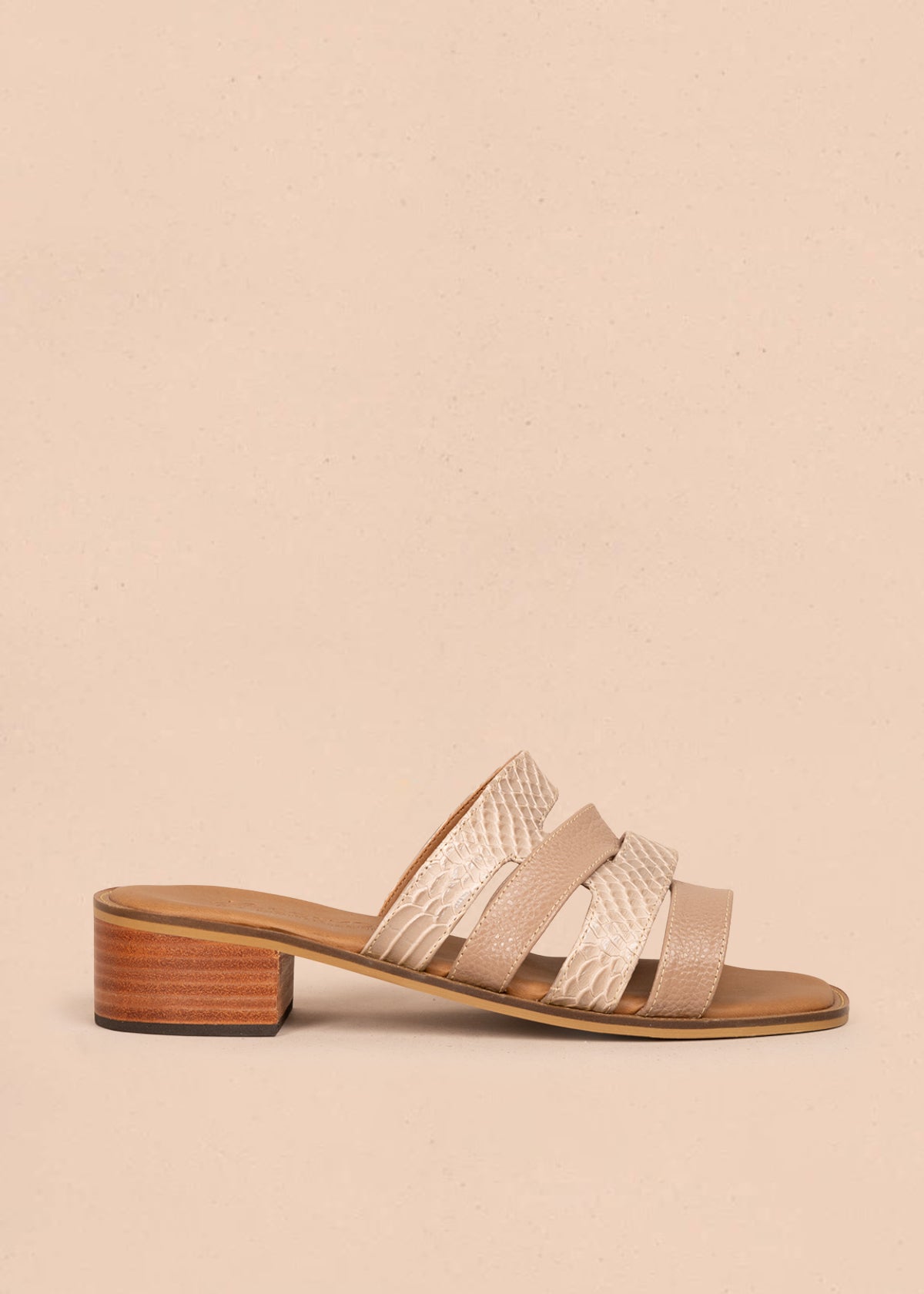 Sandalias en cuero color avellana con tiras en textura croco 107015