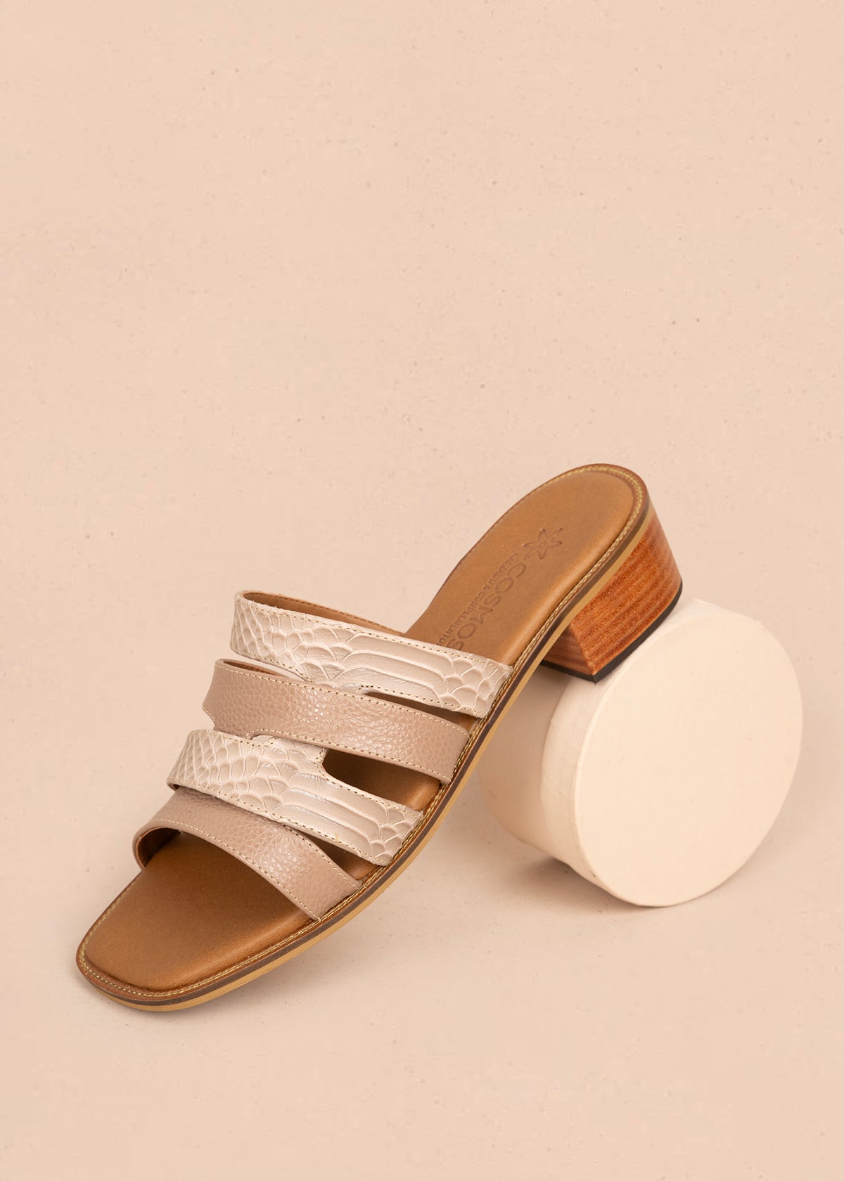 Sandalias en cuero color avellana con tiras en textura croco 107015