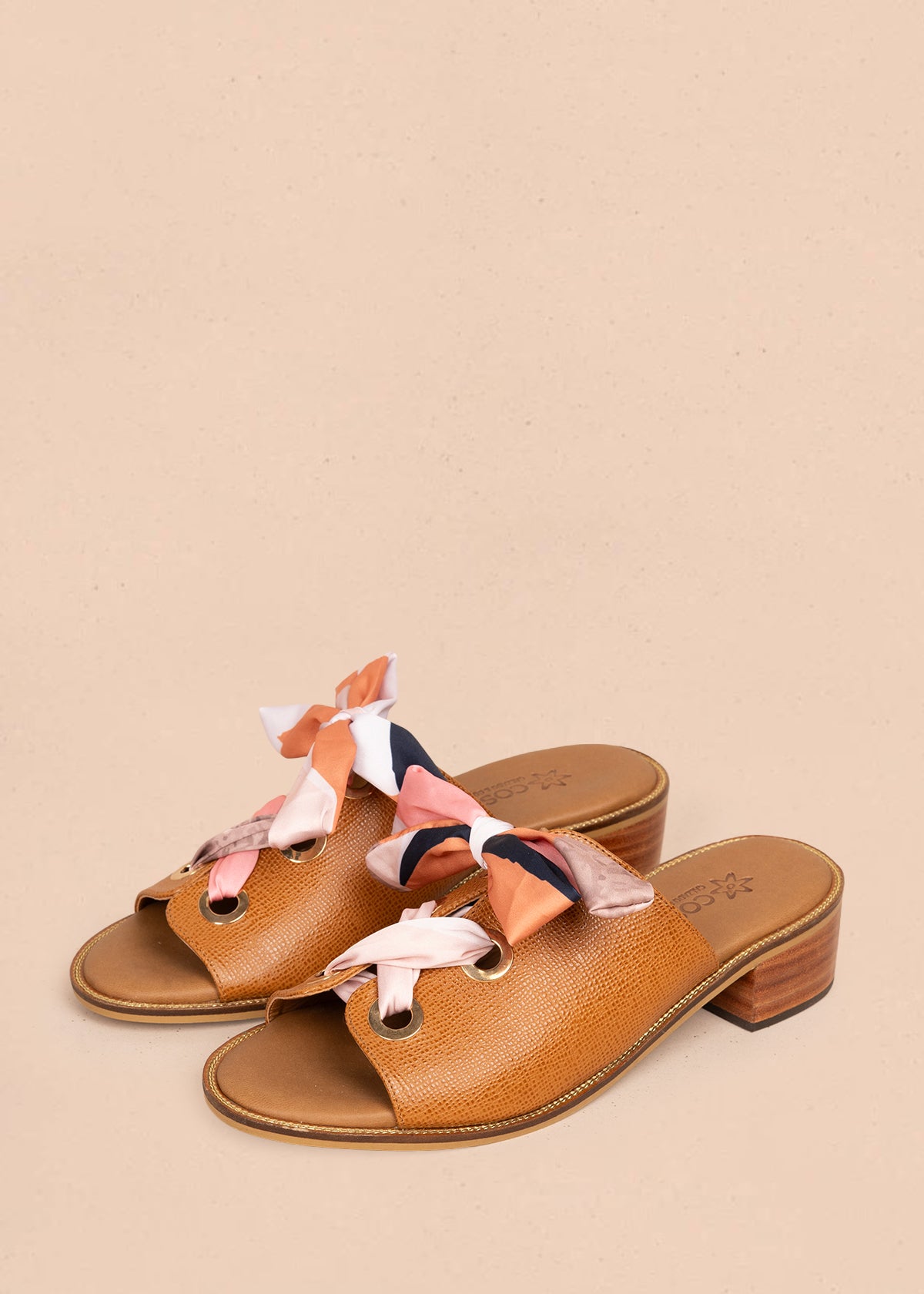 Sandalias en cuero color miel con cordón de pañuelo 107016