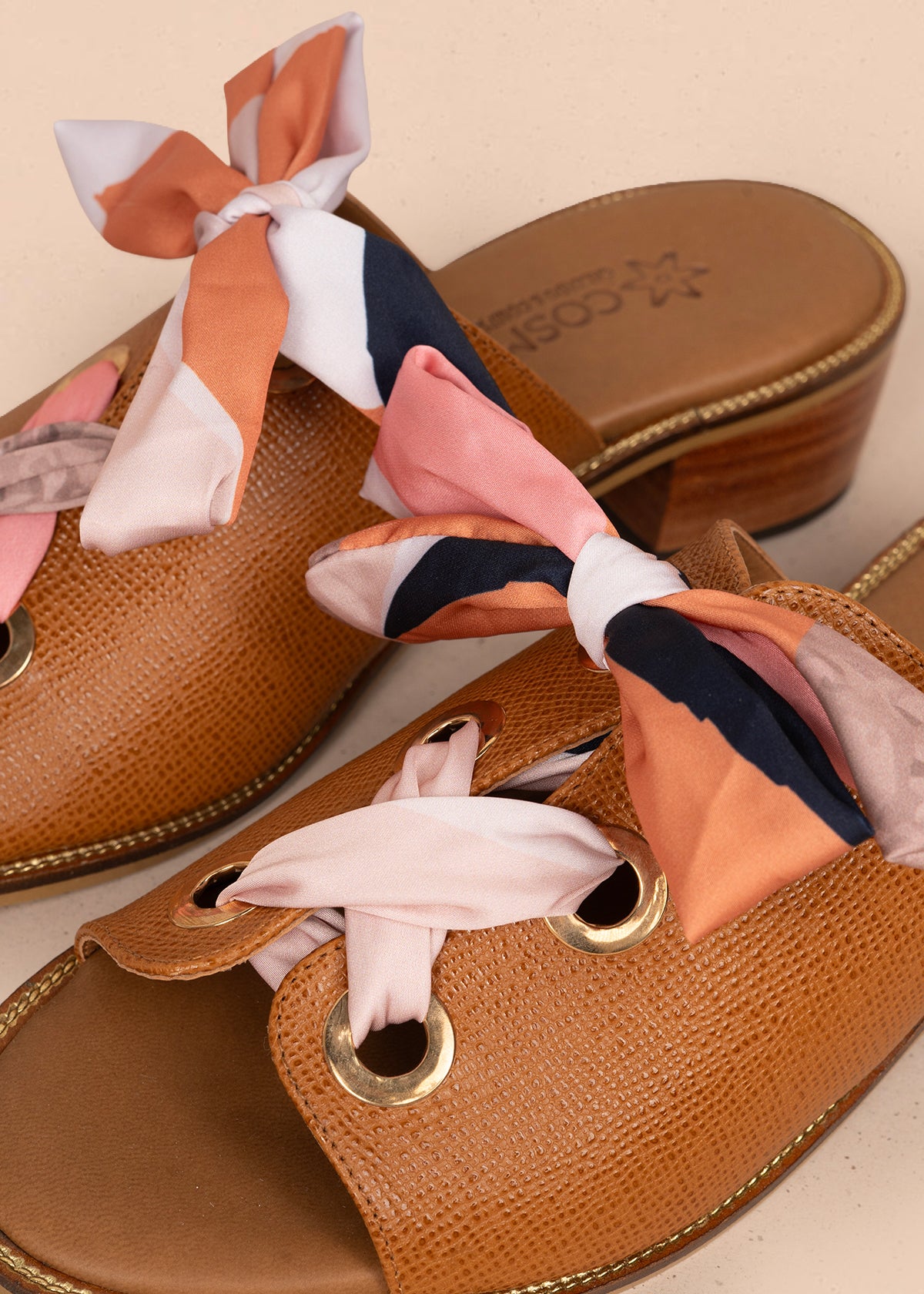 Sandalias en cuero color miel con cordón de pañuelo 107016