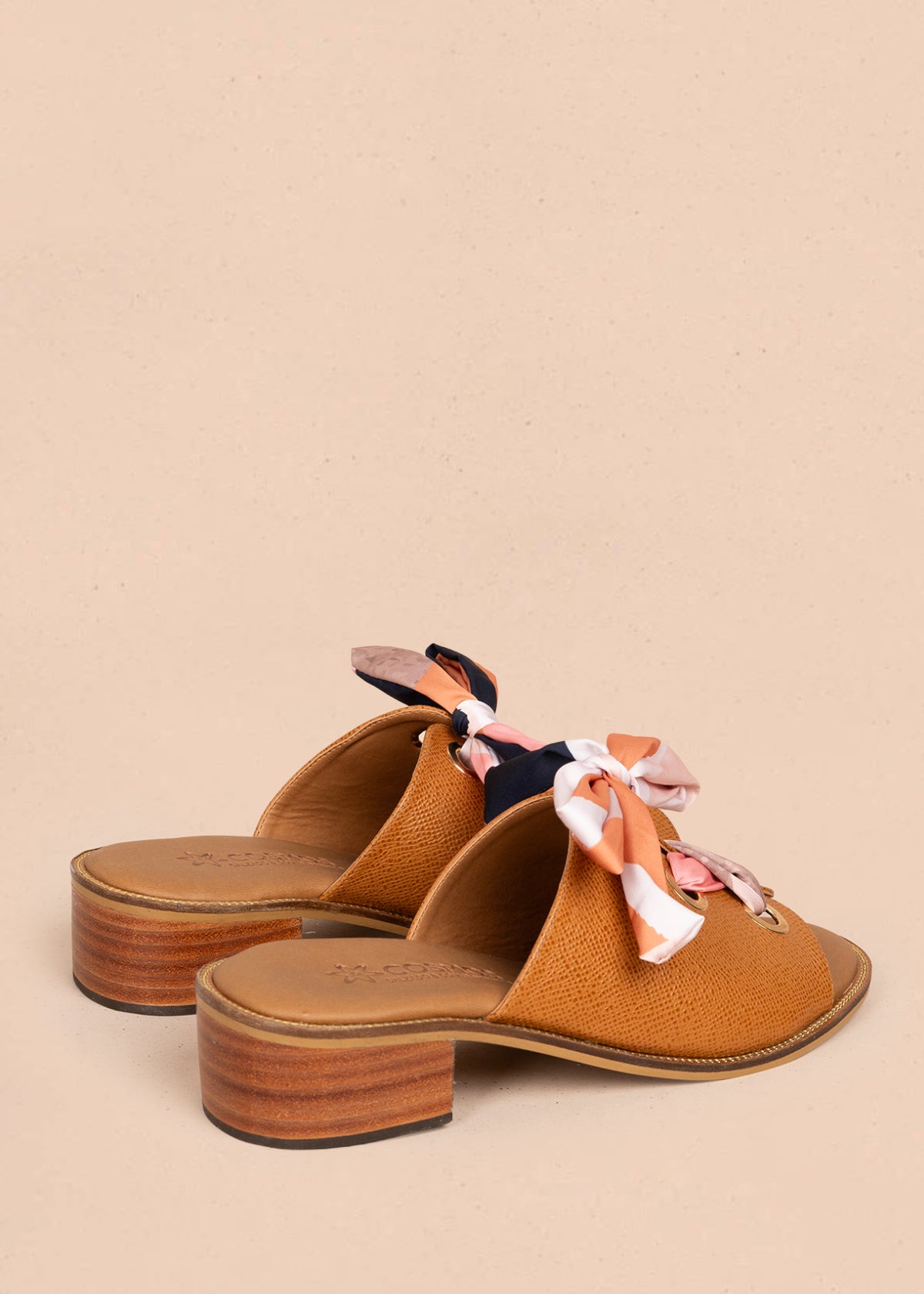 Sandalias en cuero color miel con cordón de pañuelo 107016