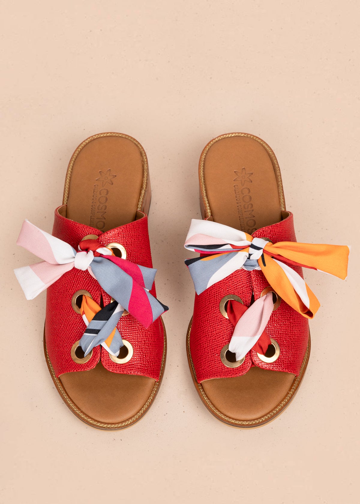 Sandalias en cuero color rojo con cordón de pañuelo 107016