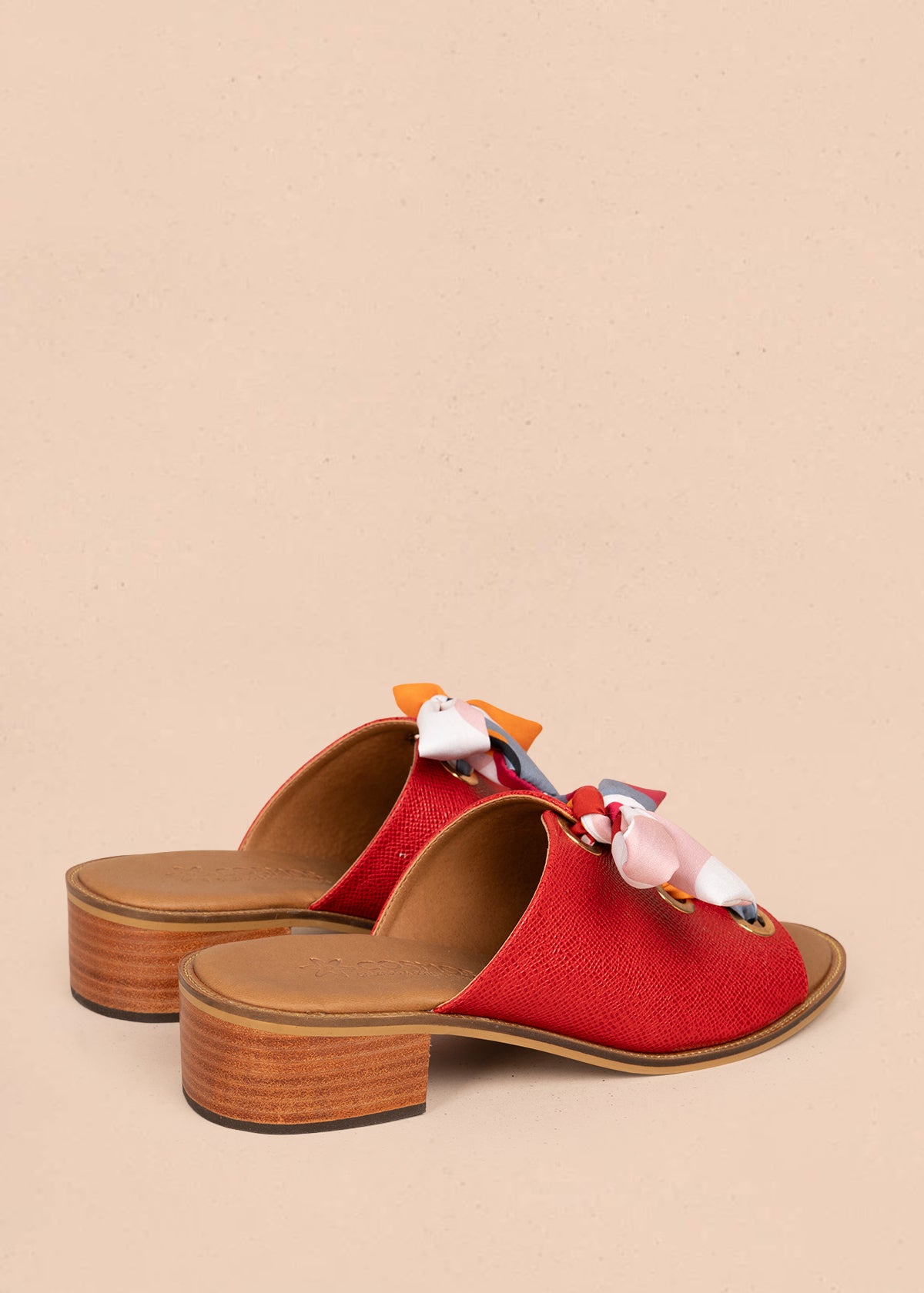 Sandalias en cuero color rojo con cordón de pañuelo 107016