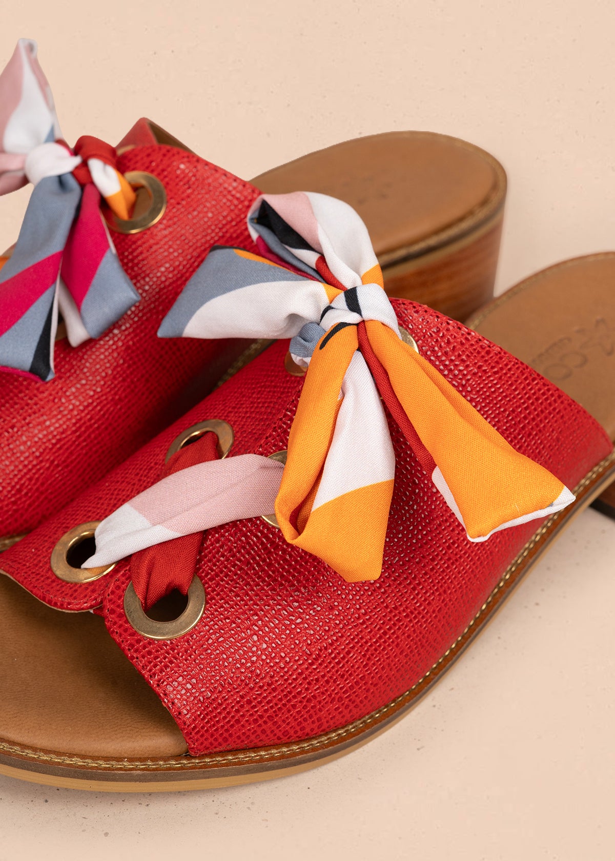 Sandalias en cuero color rojo con cordón de pañuelo 107016