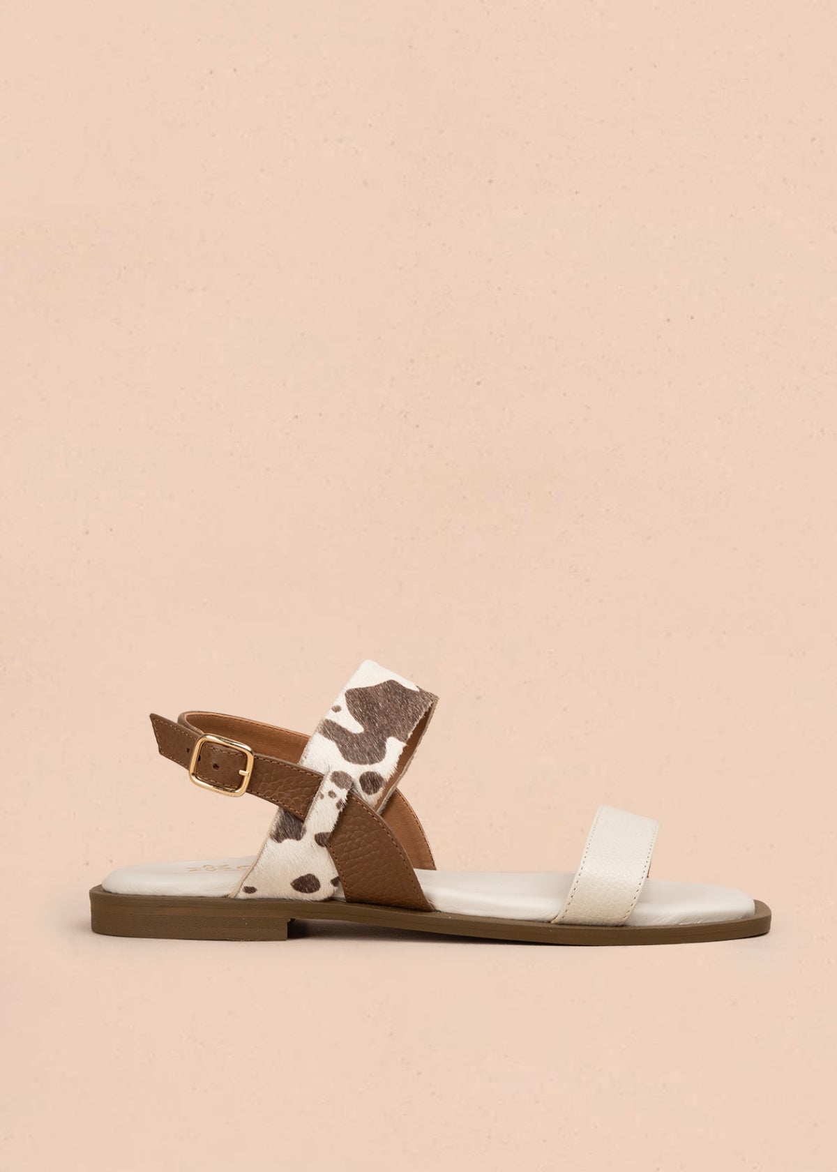Sandalias planas en cuero color talco con tira animal print 107017