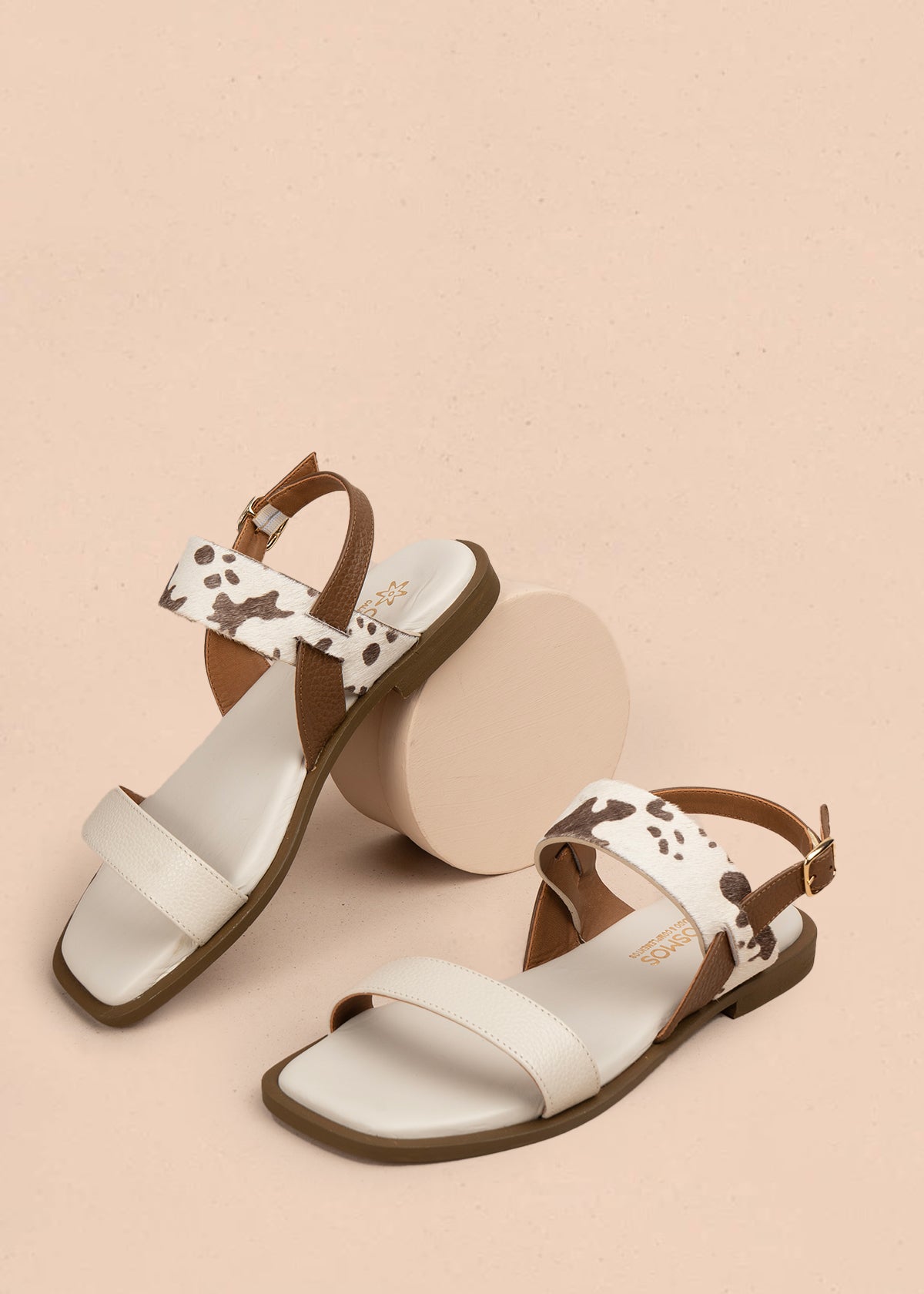 Sandalias planas en cuero color talco con tira animal print 107017