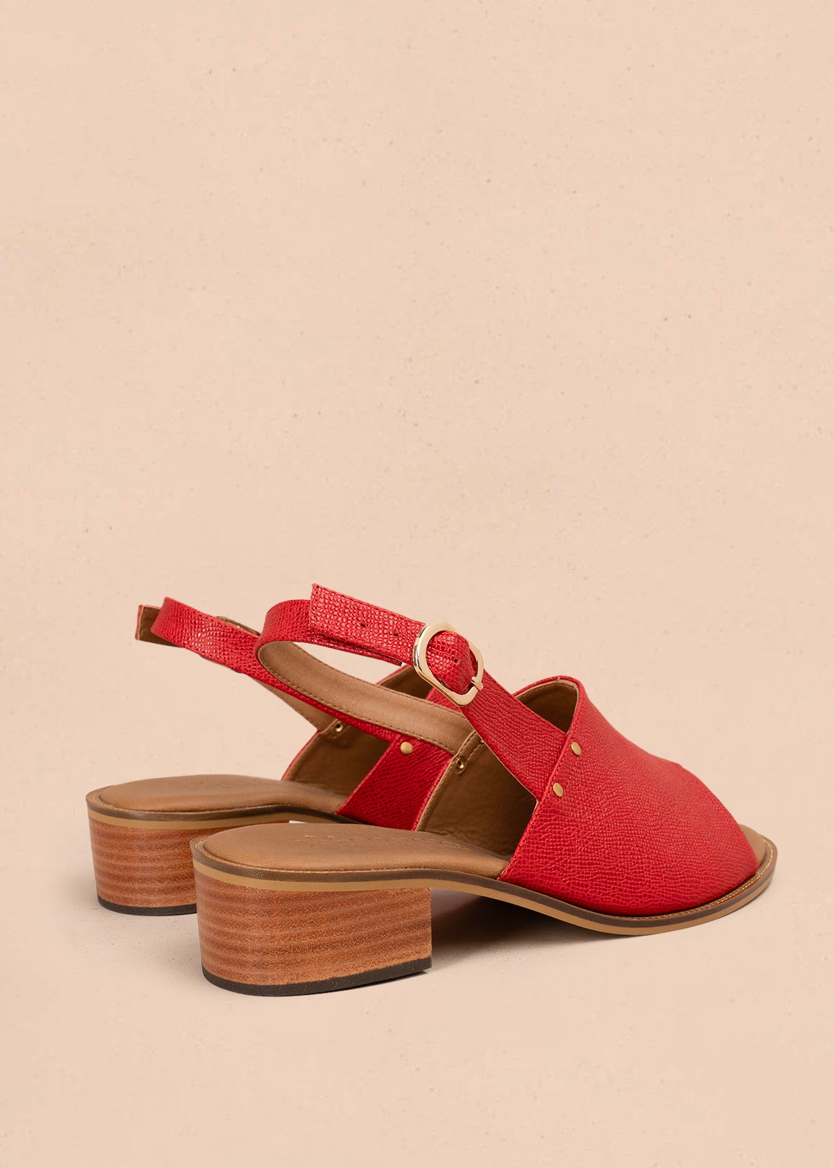 Sandalias altas color rojo con textura croco y correa ajustable 107019