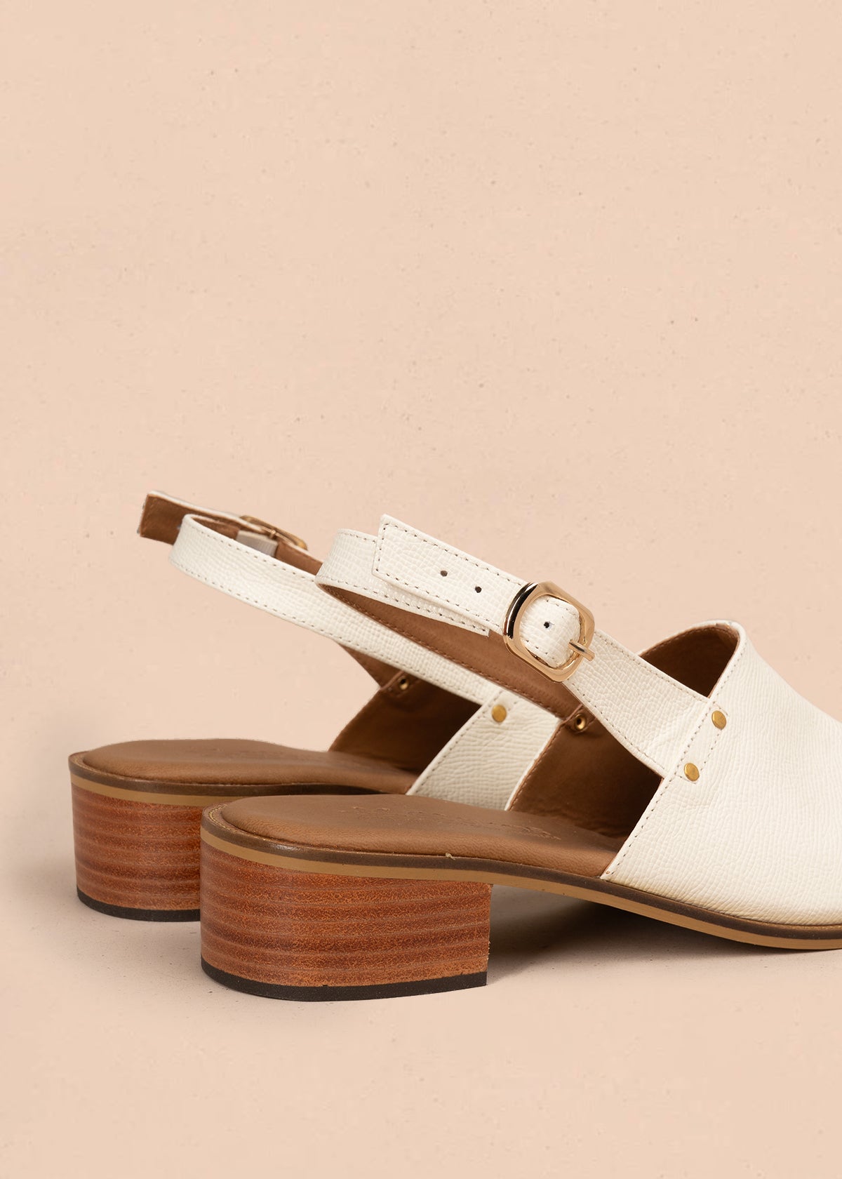 Sandalias altas color talco con textura croco y correa ajustable 107019