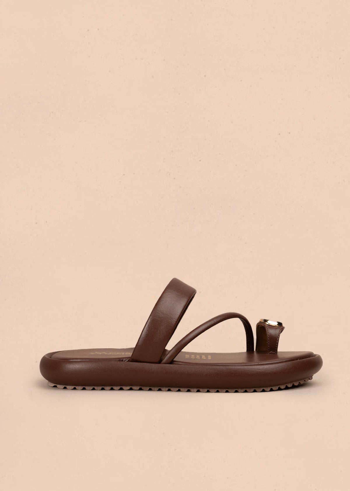 Sandalias planas en cuero color café con tira cruzada y hebilla brillante 107020