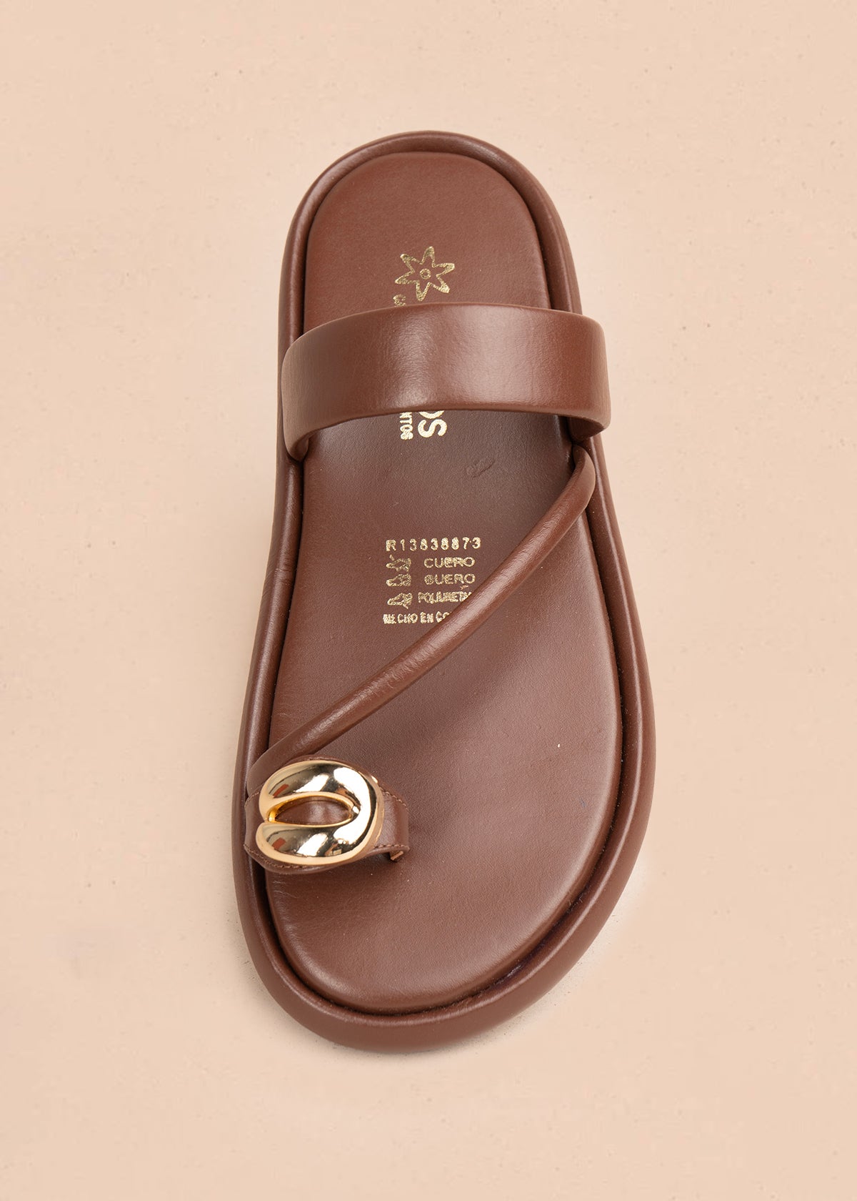 Sandalias planas en cuero color café con tira cruzada y hebilla brillante 107020